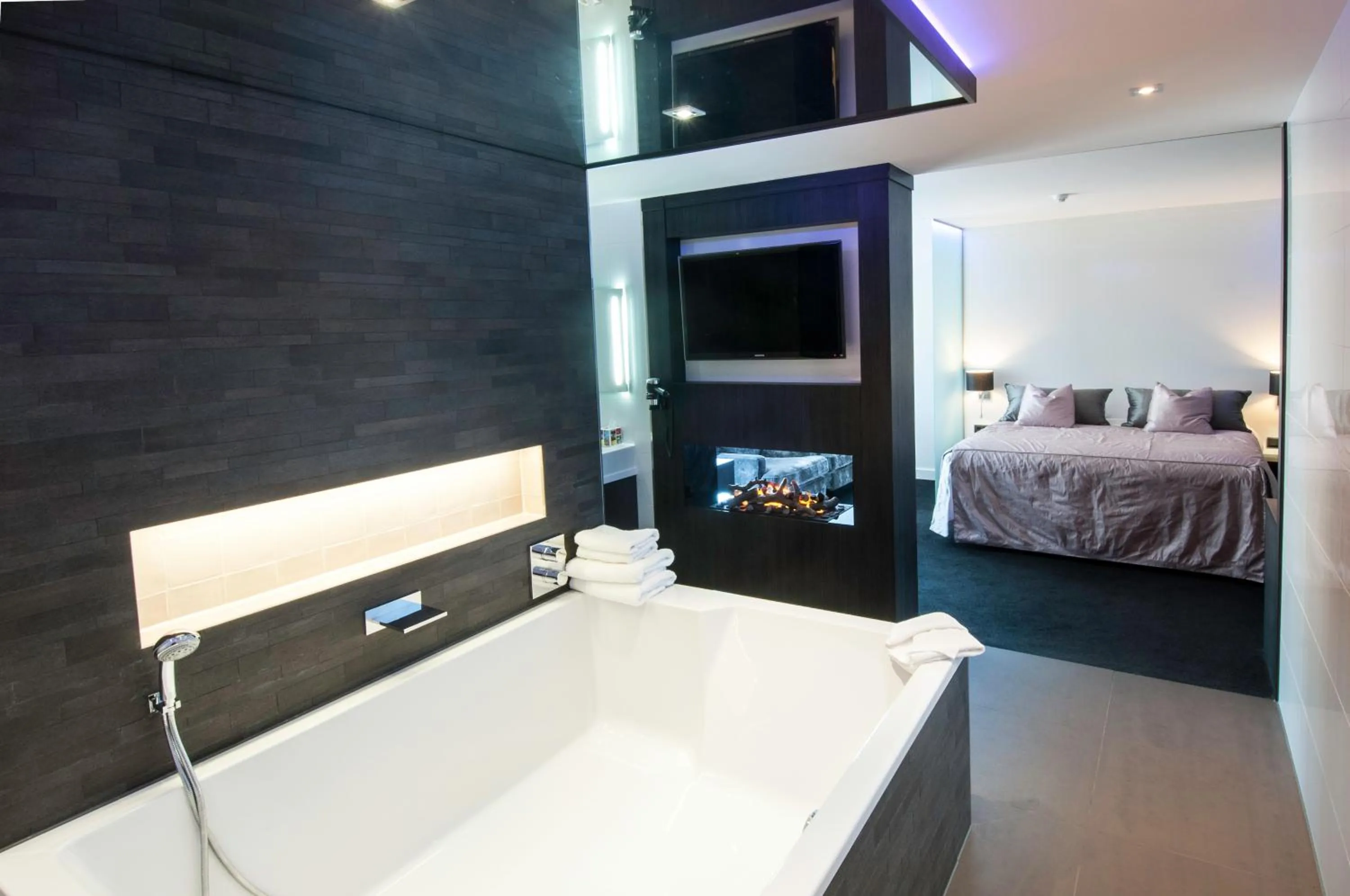 Bathroom, Bed in Van der Valk Hotel Nuland - 's-Hertogenbosch