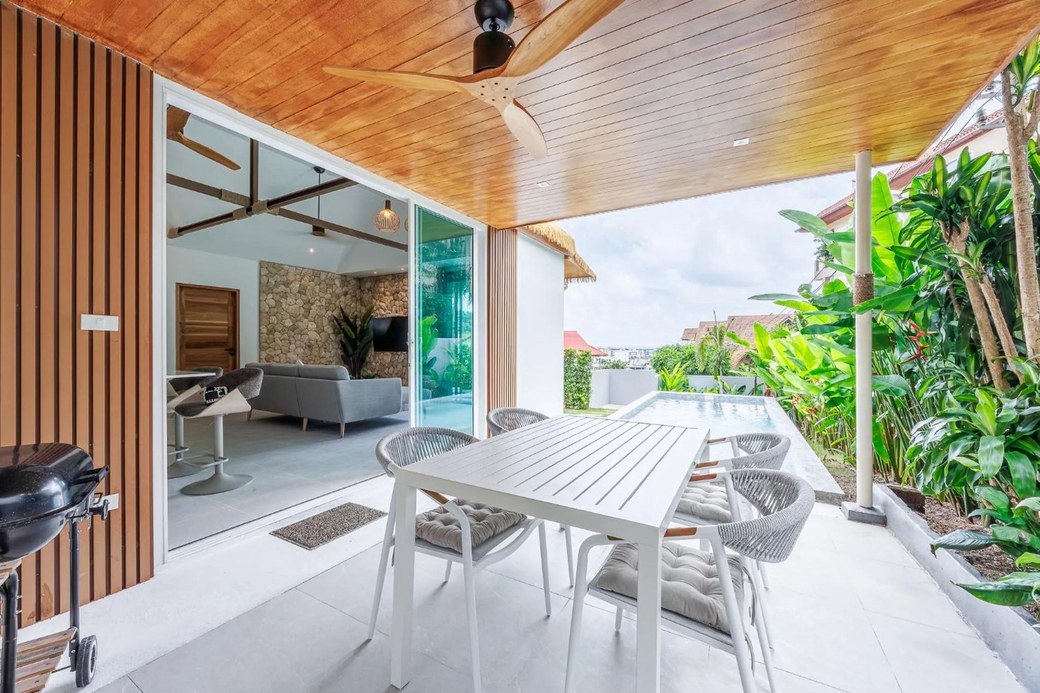 Restaurant/places to eat in Baan Saint-Tropez Seaview Villas Kata Beach