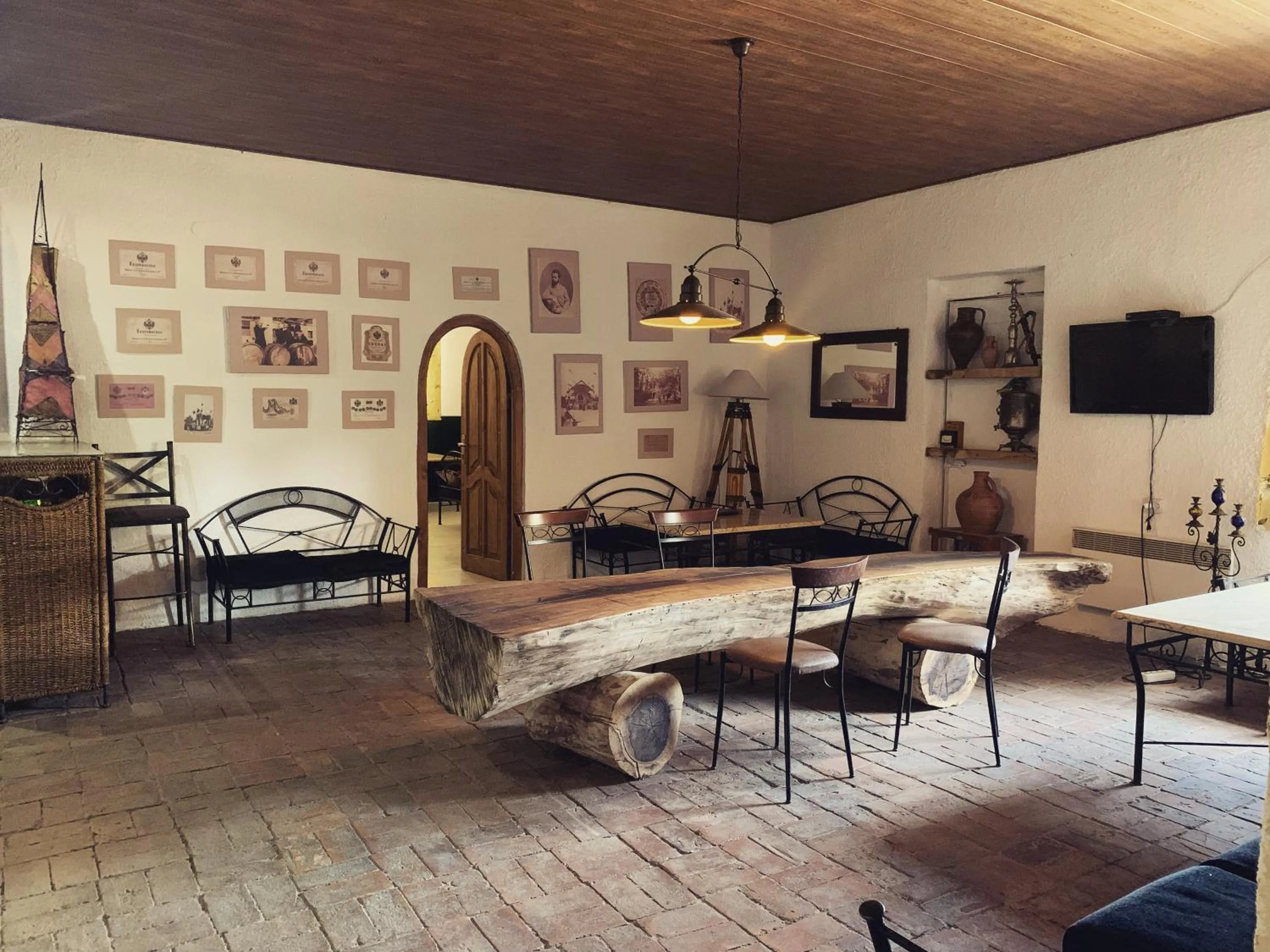 Restaurant/places to eat in Chateau Eniseli