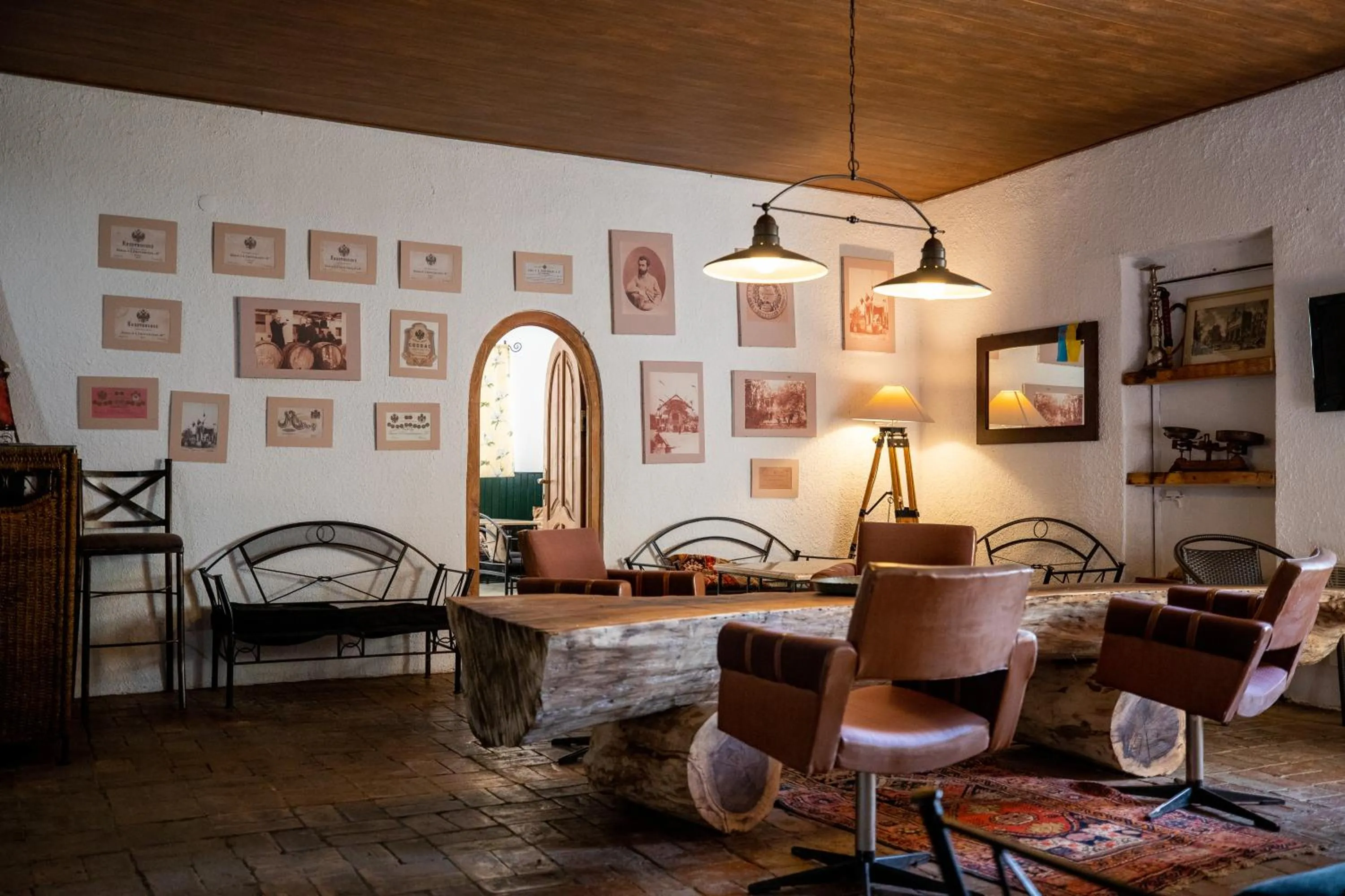 Restaurant/places to eat in Chateau Eniseli