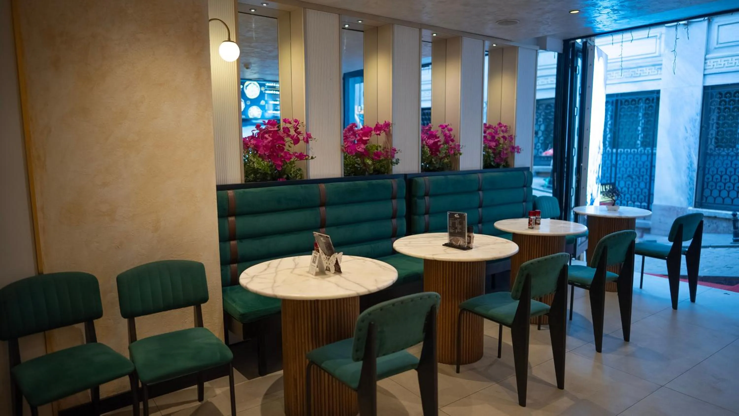 Restaurant/places to eat in Karakoy Aparts Hotel - Special Category