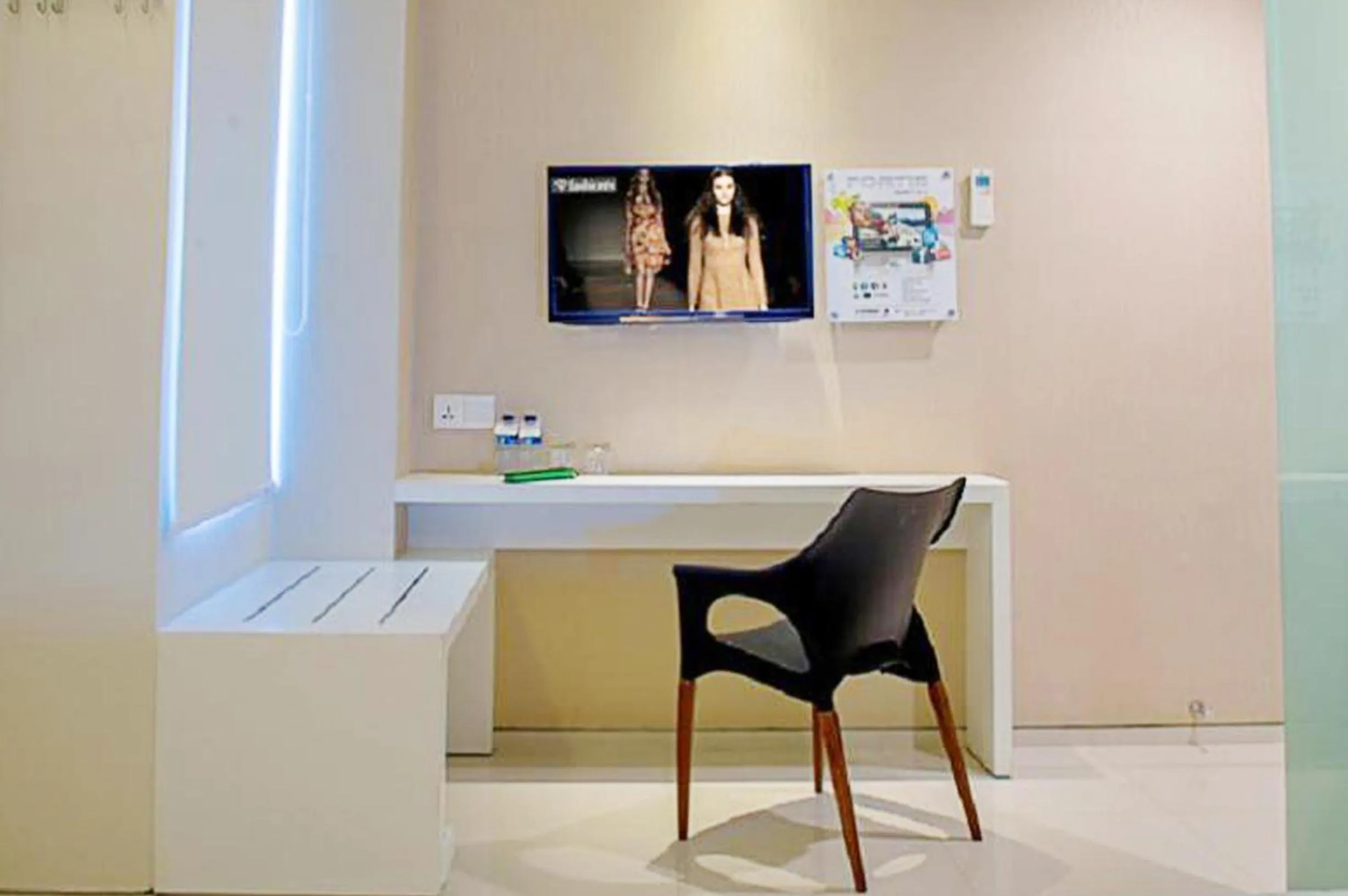 Seating area, TV/Entertainment Center in The Life Hotels City Center