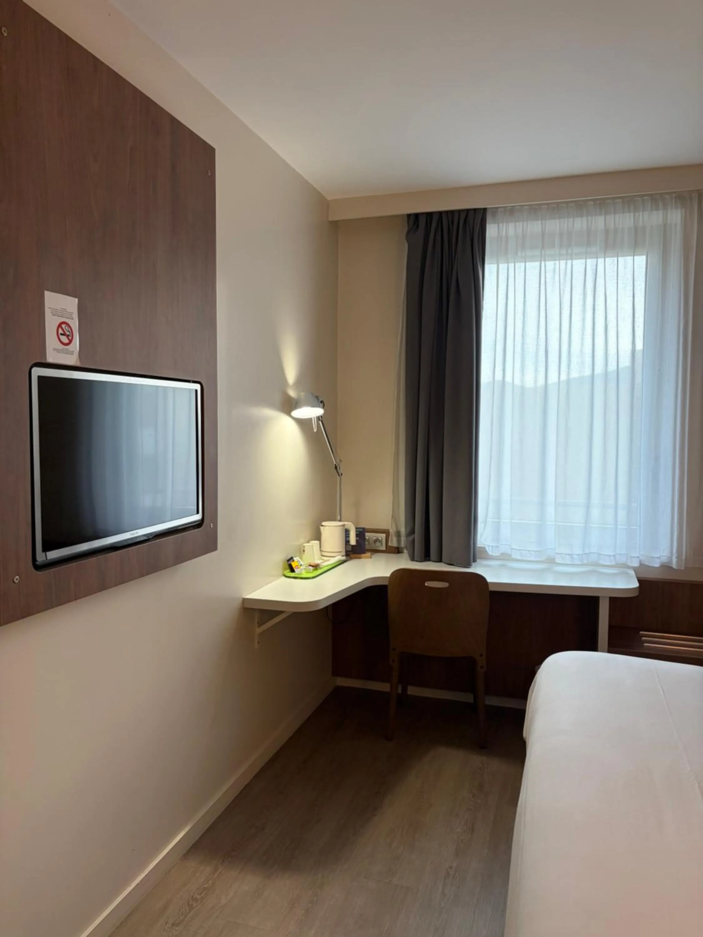 Photo of the whole room, Bed in Campanile Annemasse Gare– Genève