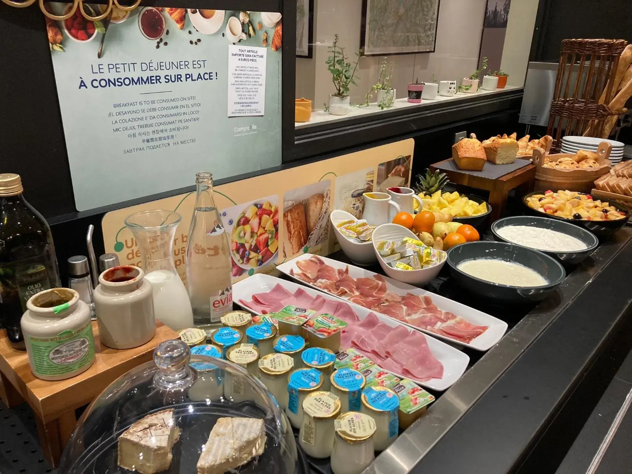 Buffet breakfast in Campanile Annemasse Gare– Genève Buffet breakfast in Campanile Annemasse Gare– Genève