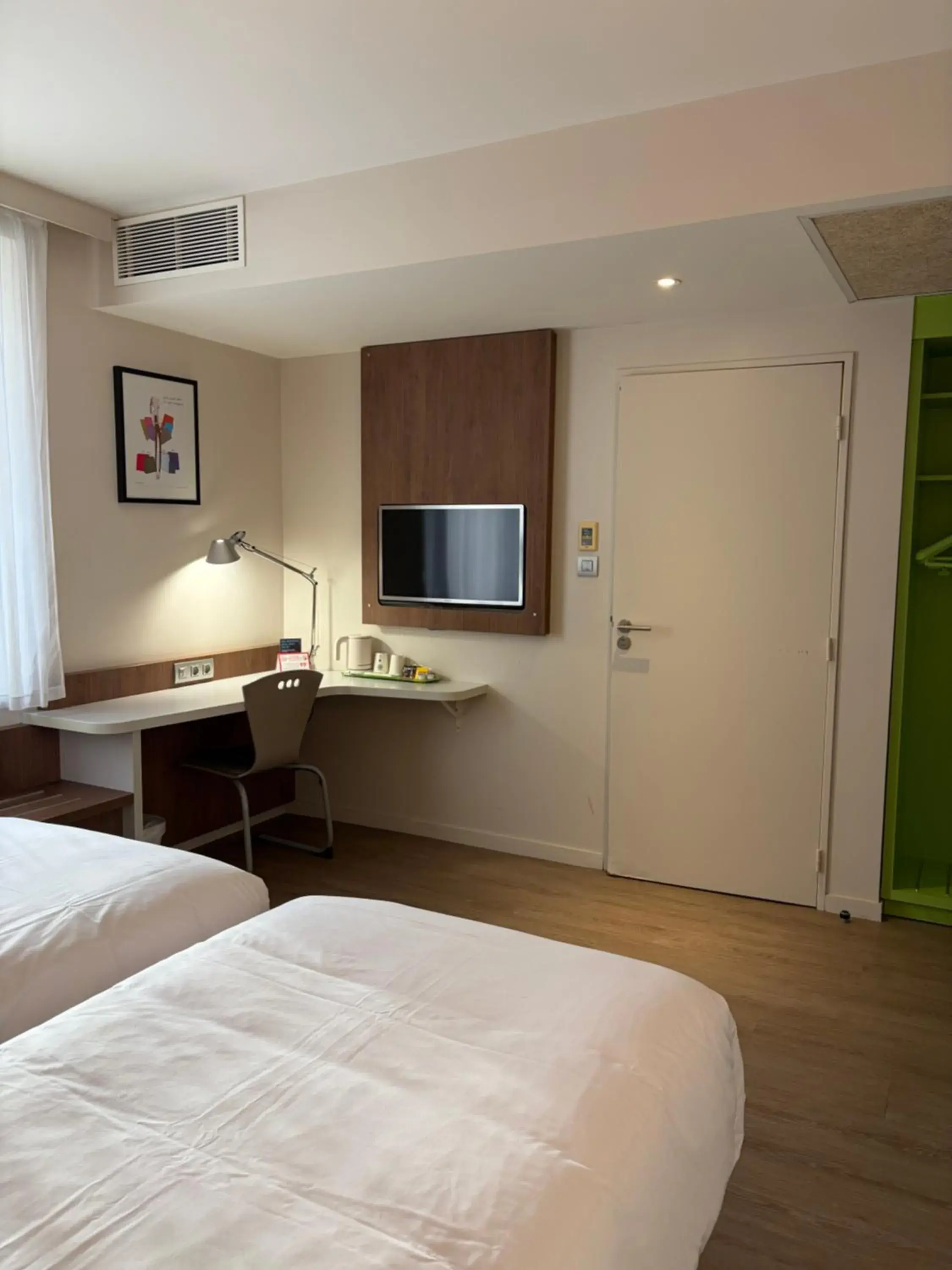 Photo of the whole room, Bed in Campanile Annemasse Gare– Genève Photo of the whole room, Bed in Campanile Annemasse Gare– Genève