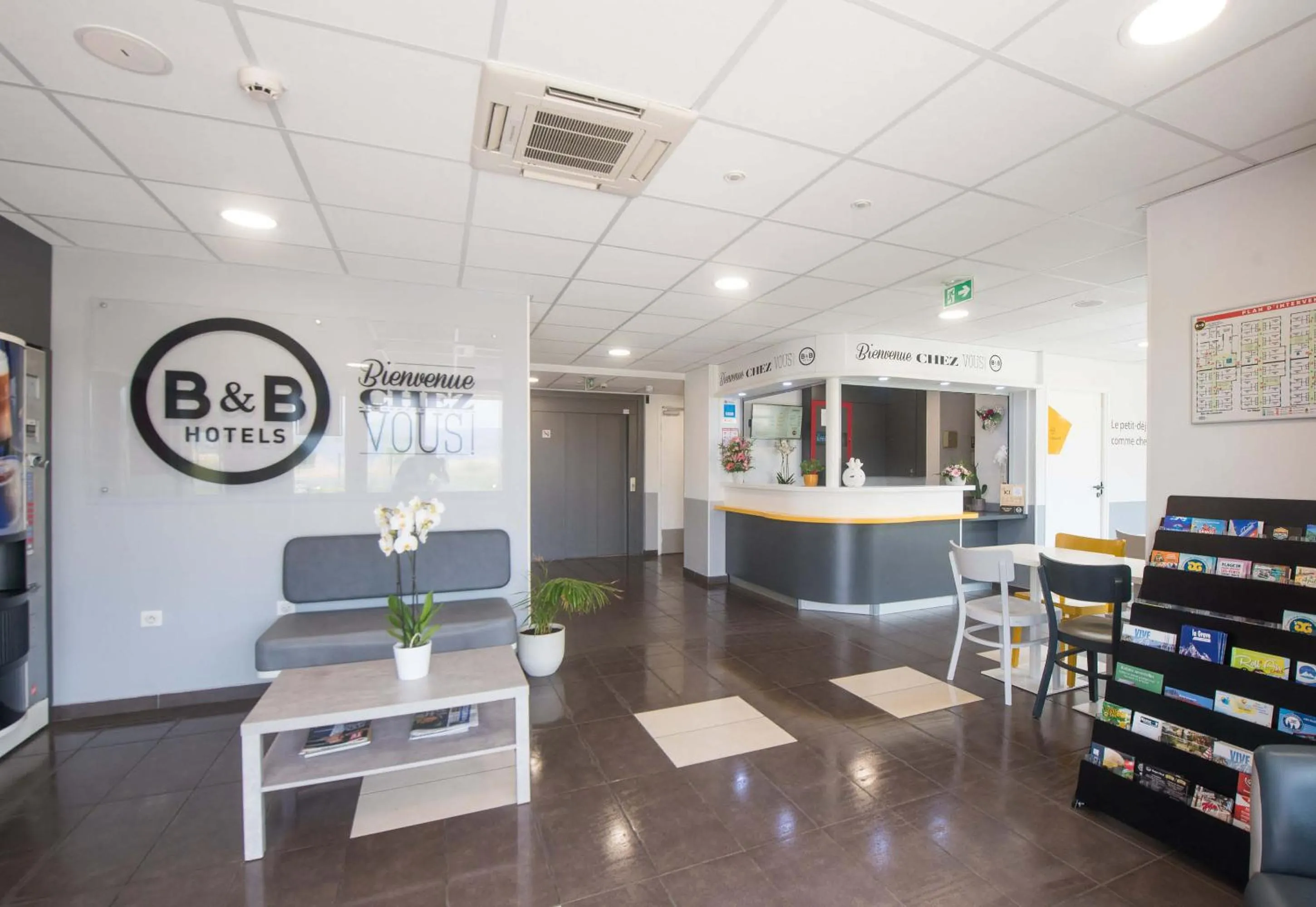 Lobby or reception in B&B HOTEL Gap