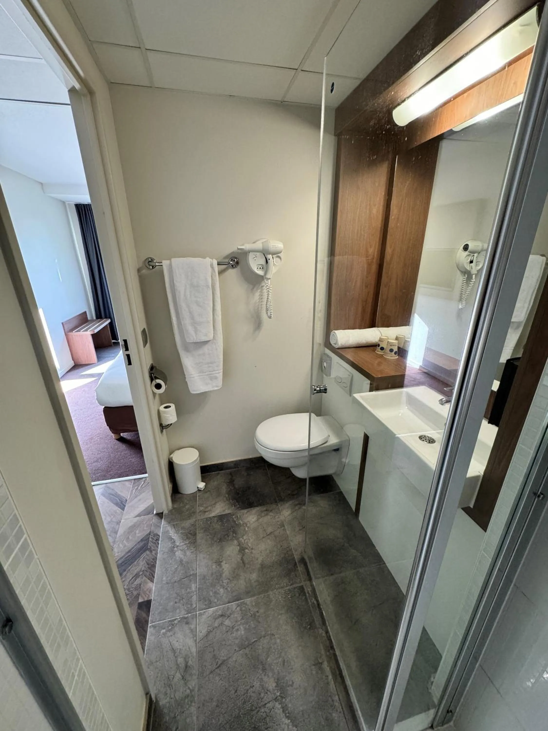 Bathroom, Bed in Campanile Belfort Montbéliard - Gare La Jonxion.