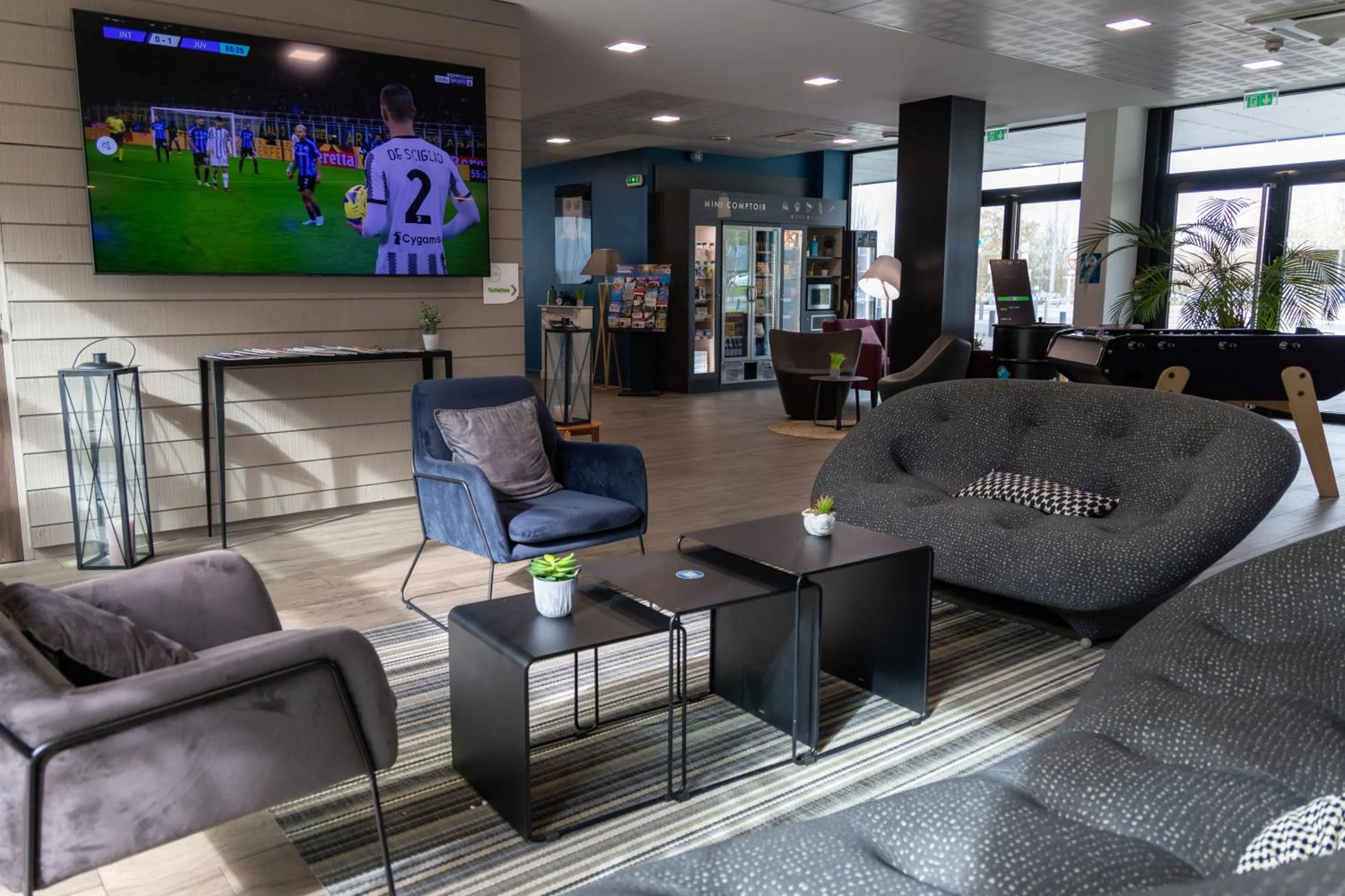 Communal lounge/ TV room in Campanile Belfort Montbéliard - Gare La Jonxion.