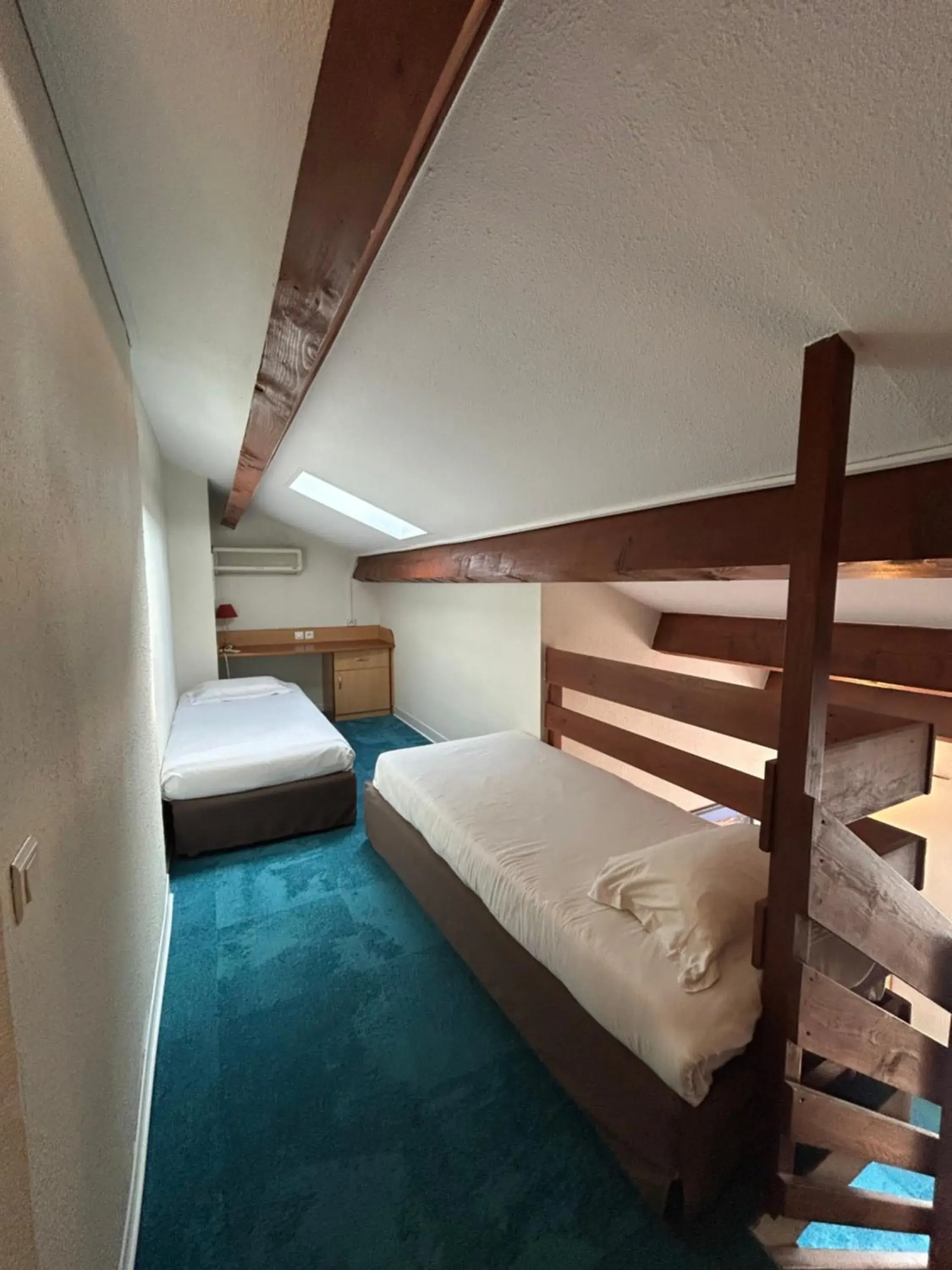 Standard Room - 1 Double Bed 3 Single Beds in Kyriad Montpellier Aéroport - Parc Expo Standard Room - 1 Double Bed 3 Single Beds in Kyriad Montpellier Aéroport - Parc Expo
