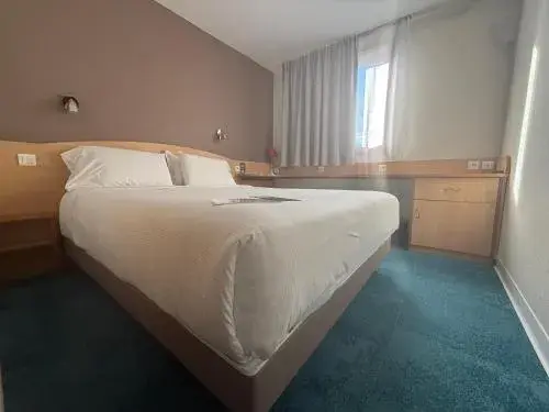 One Double Bed 2 Single Beds in Kyriad Montpellier Aéroport - Parc Expo One Double Bed 2 Single Beds in Kyriad Montpellier Aéroport - Parc Expo