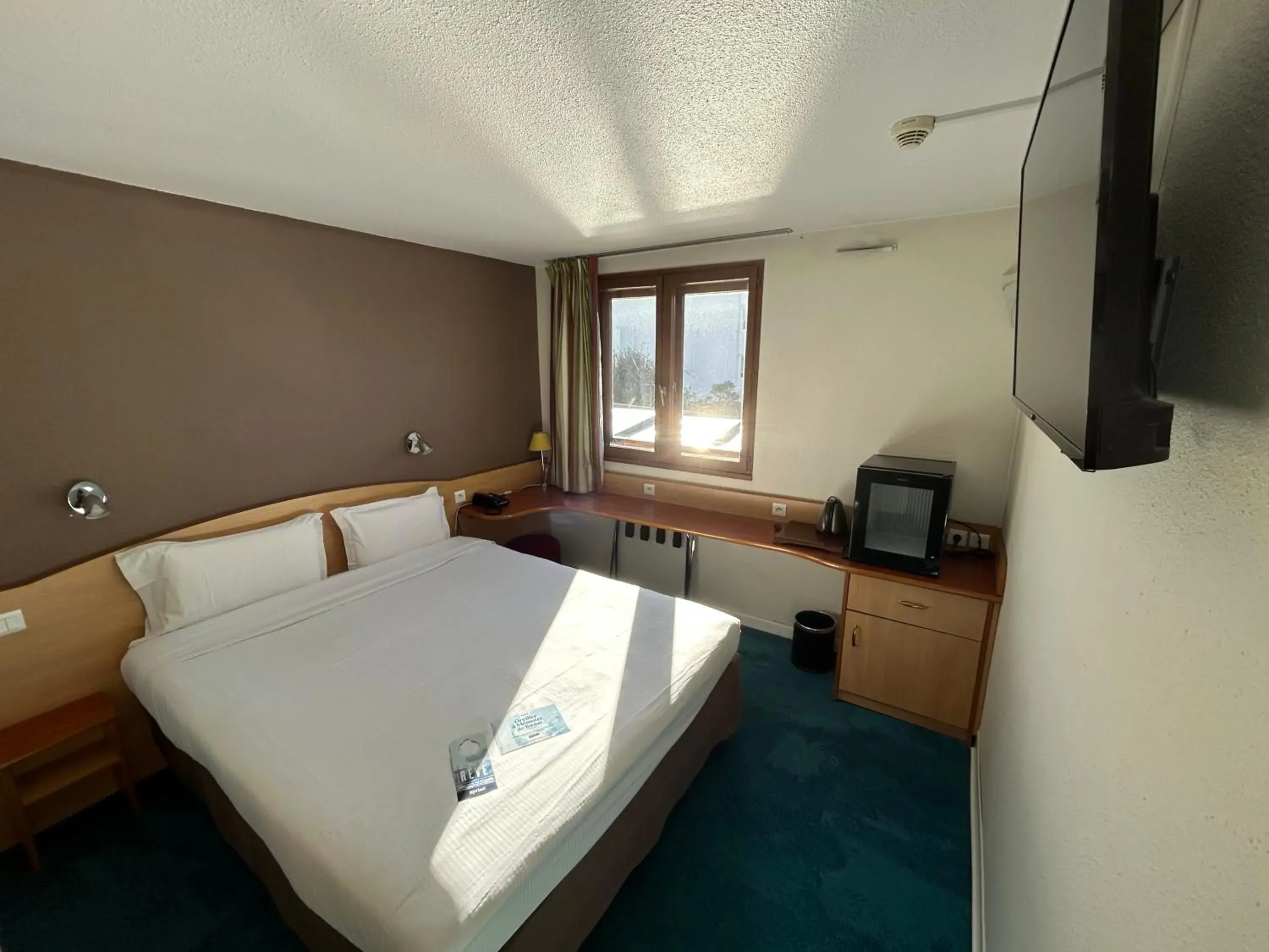 One Double Bed 2 Single Beds in Kyriad Montpellier Aéroport - Parc Expo One Double Bed 2 Single Beds in Kyriad Montpellier Aéroport - Parc Expo