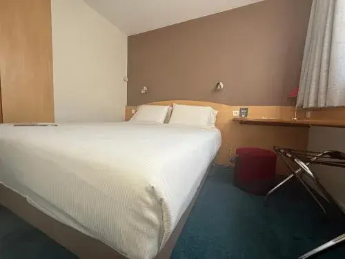Standard Room - 1 Double Bed 3 Single Beds in Kyriad Montpellier Aéroport - Parc Expo Standard Room - 1 Double Bed 3 Single Beds in Kyriad Montpellier Aéroport - Parc Expo