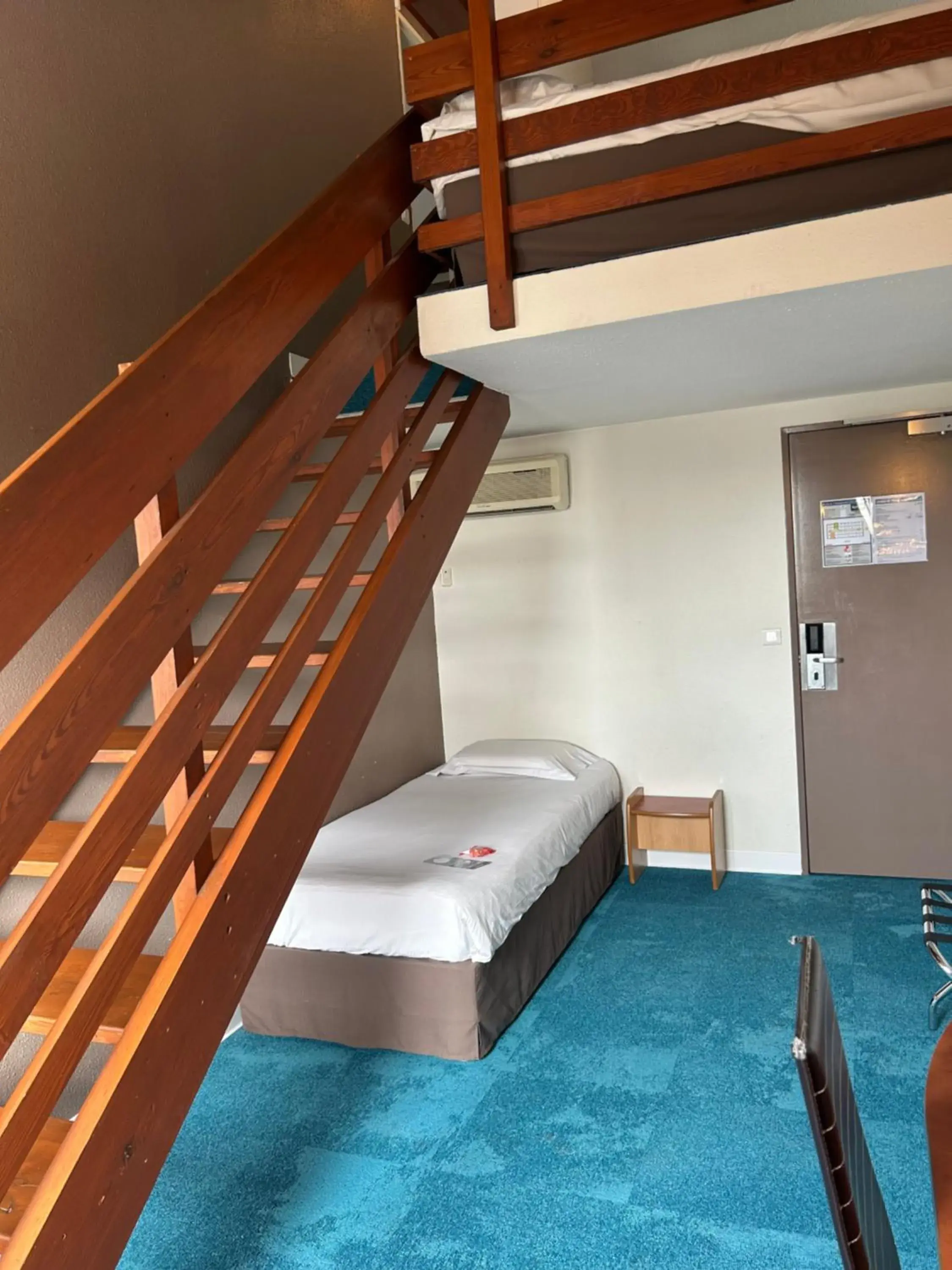 Standard Room - 1 Double Bed 3 Single Beds in Kyriad Montpellier Aéroport - Parc Expo Standard Room - 1 Double Bed 3 Single Beds in Kyriad Montpellier Aéroport - Parc Expo