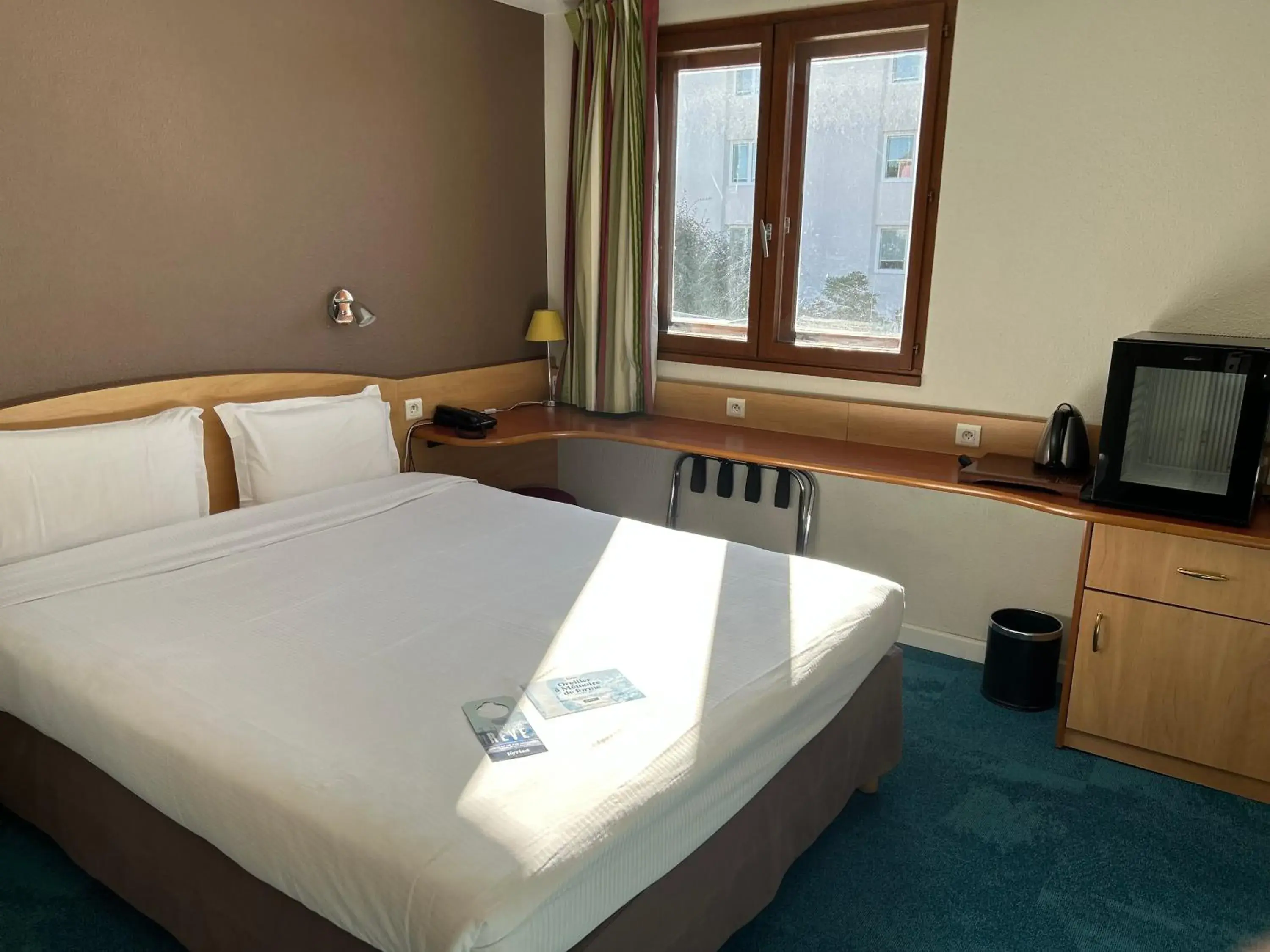 One Double Bed 2 Single Beds in Kyriad Montpellier Aéroport - Parc Expo One Double Bed 2 Single Beds in Kyriad Montpellier Aéroport - Parc Expo
