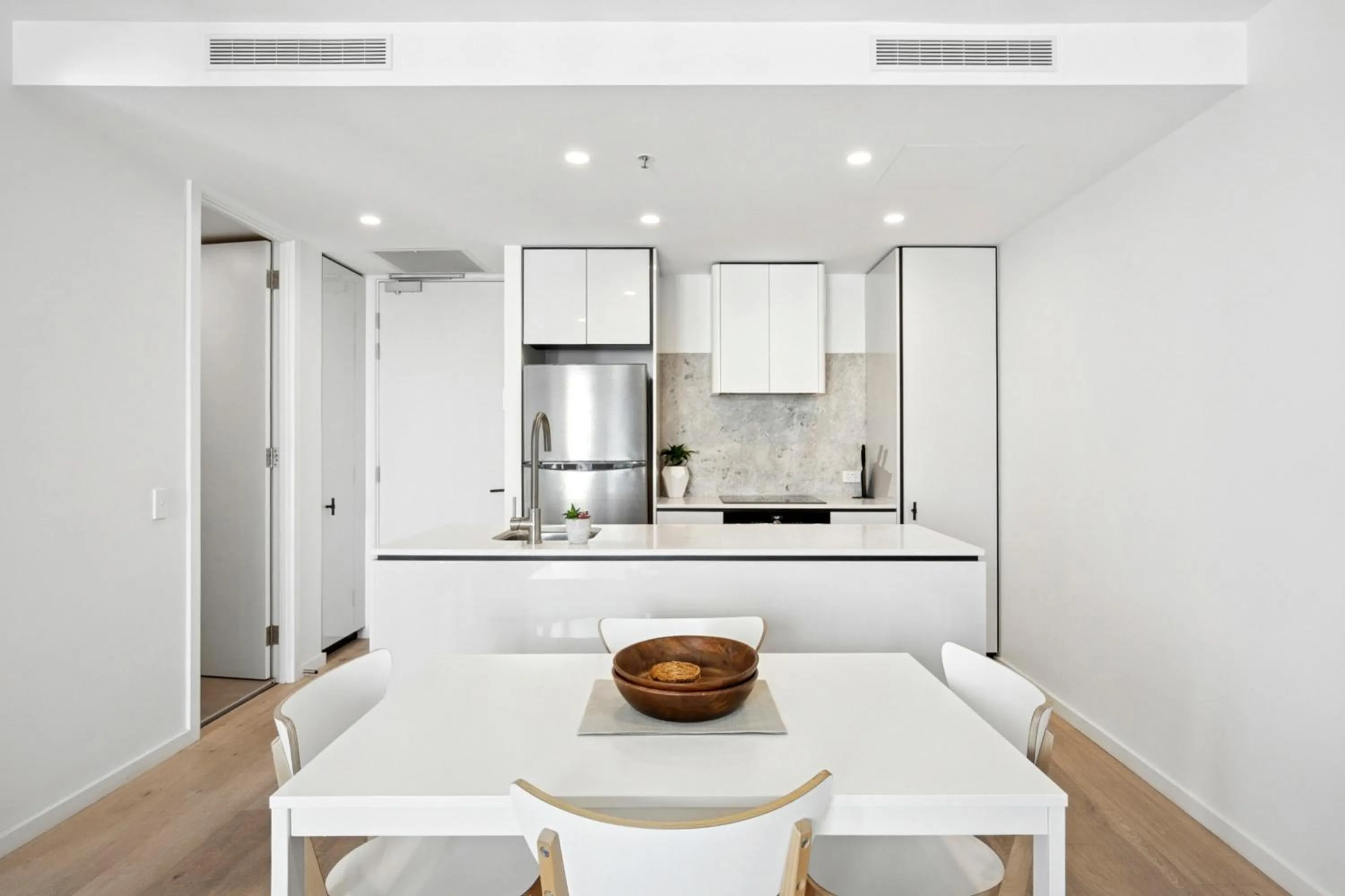 Patio Mt view 1BR apt in CBD near ANU and museum with free parking and WiFi