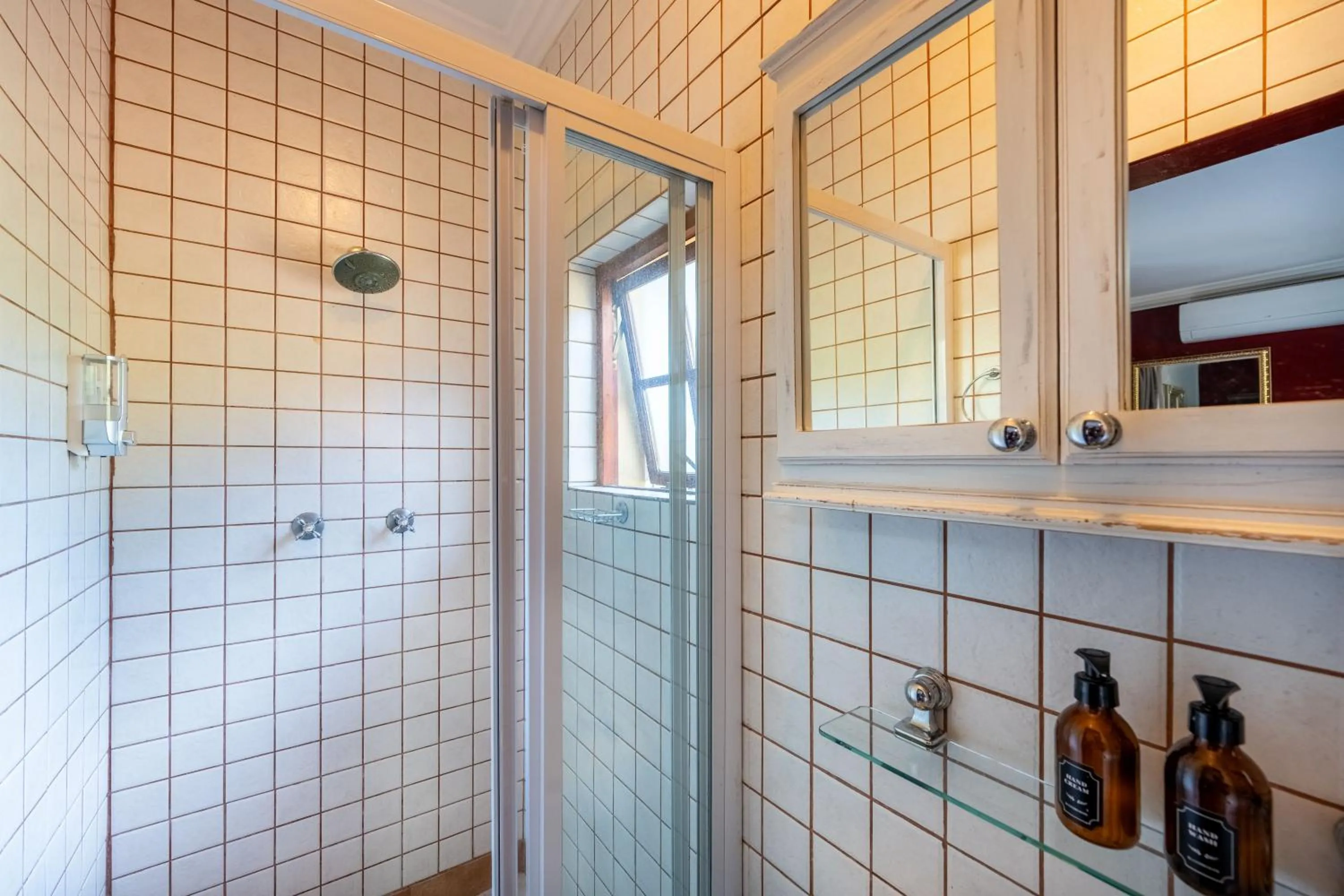 Shower in Hampton House Guest House