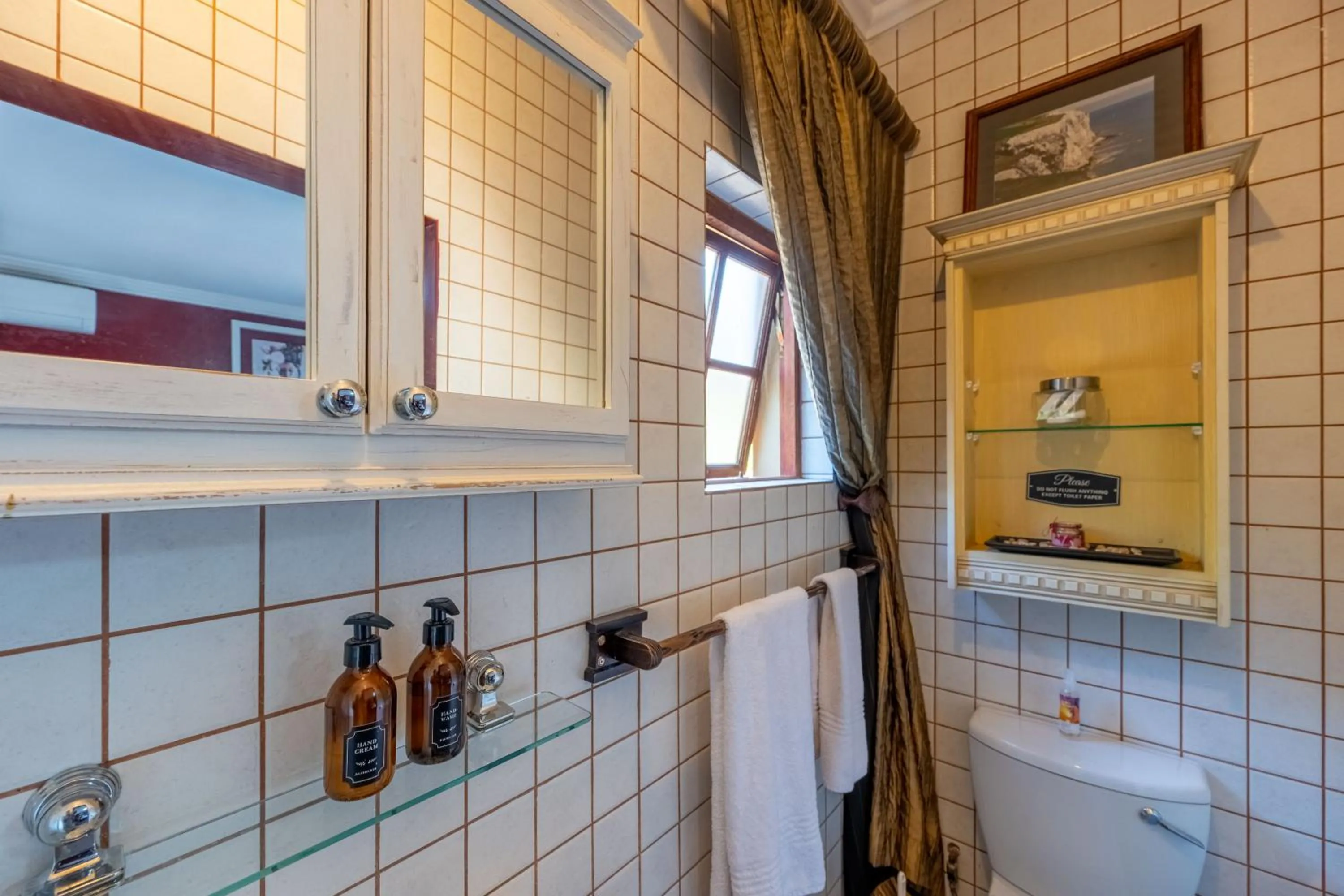 Shower in Hampton House Guest House
