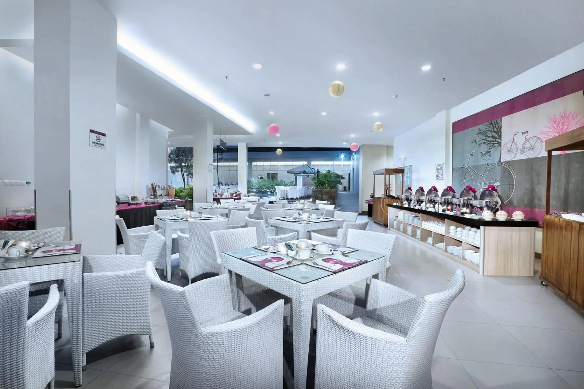 Restaurant/places to eat in favehotel Cimanuk Garut