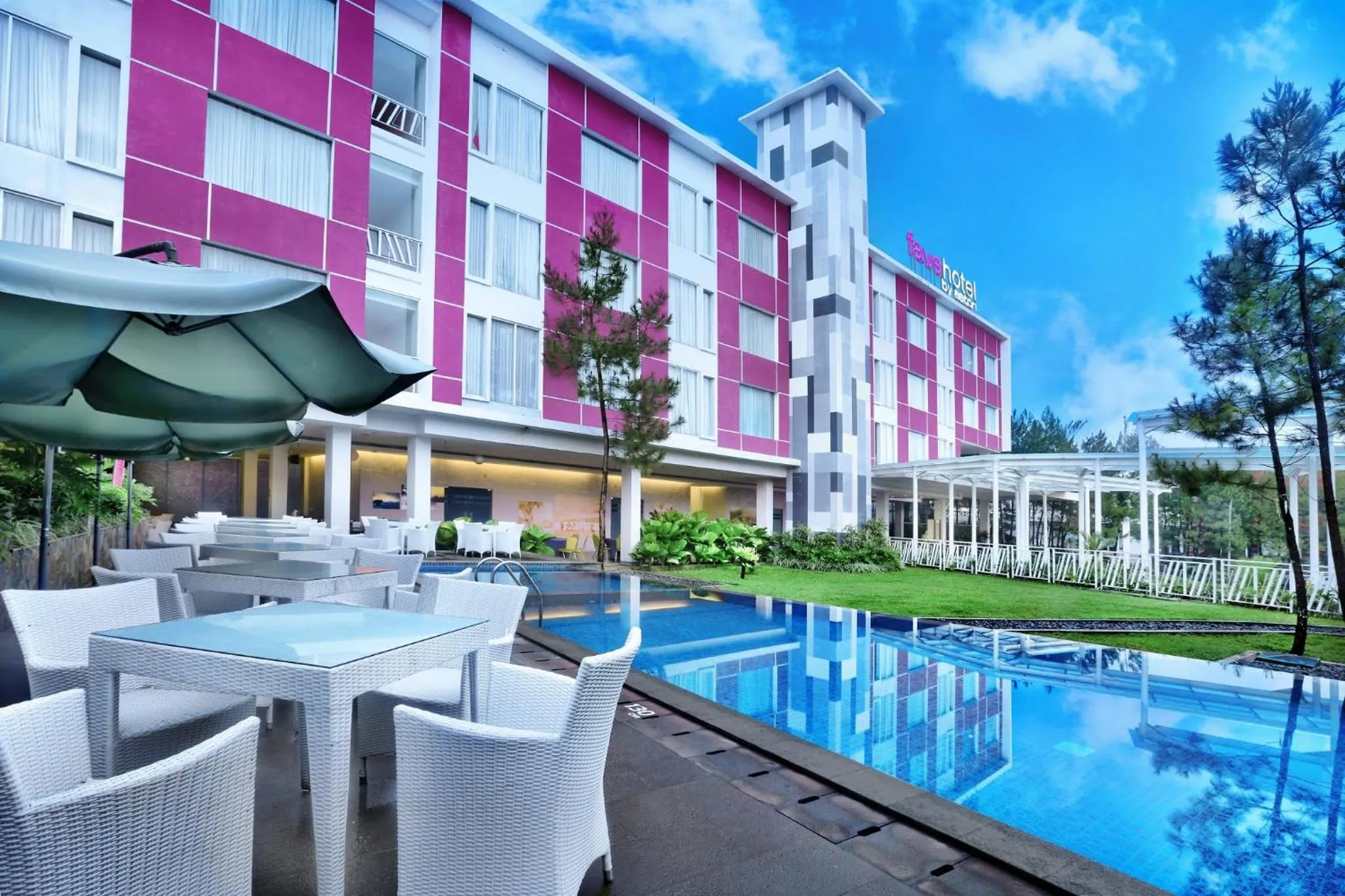 Swimming pool in favehotel Cimanuk Garut