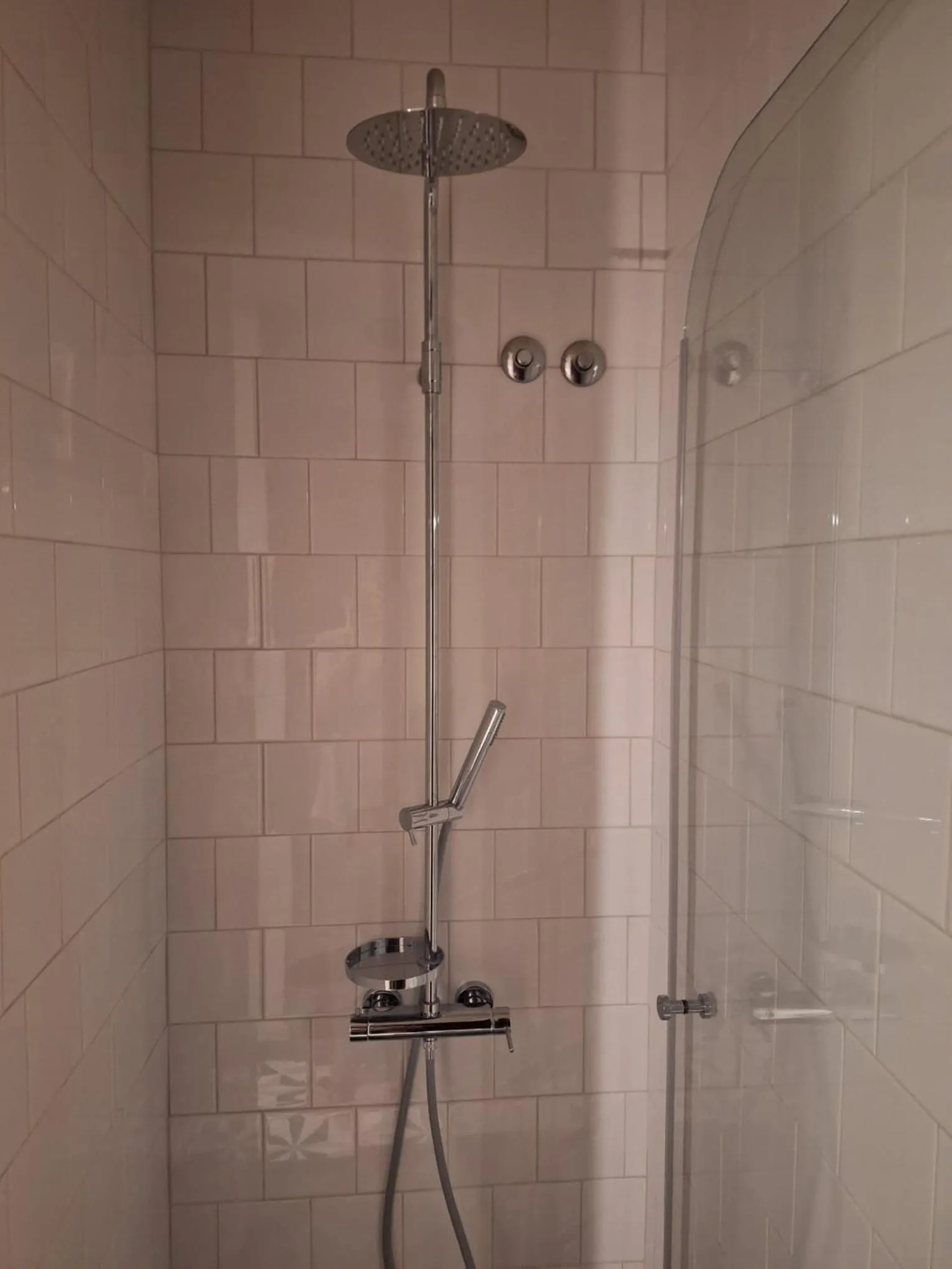Shower in Easy Host Porto