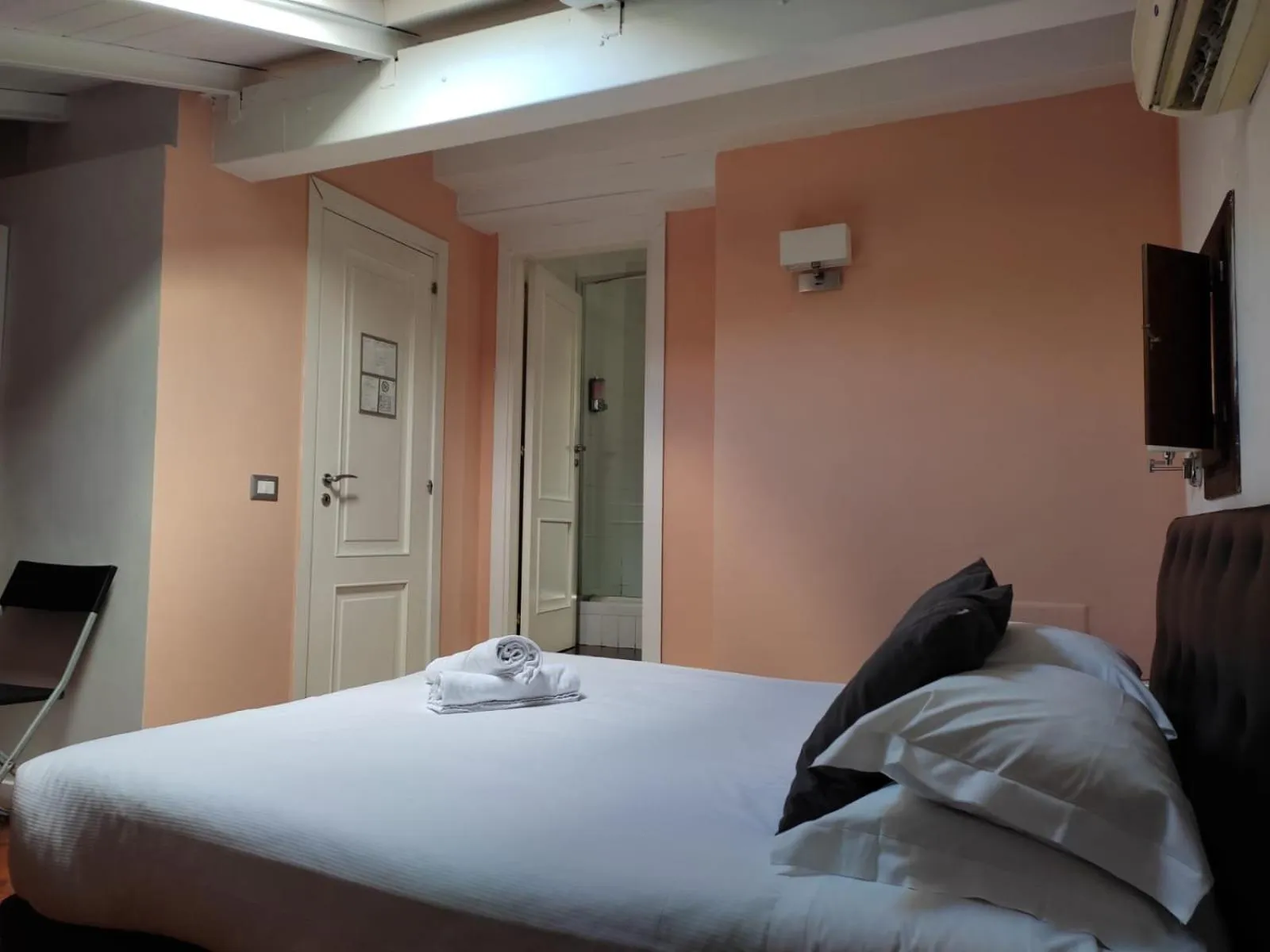 Photo of the whole room, Bed in Relais Arco Della Pace