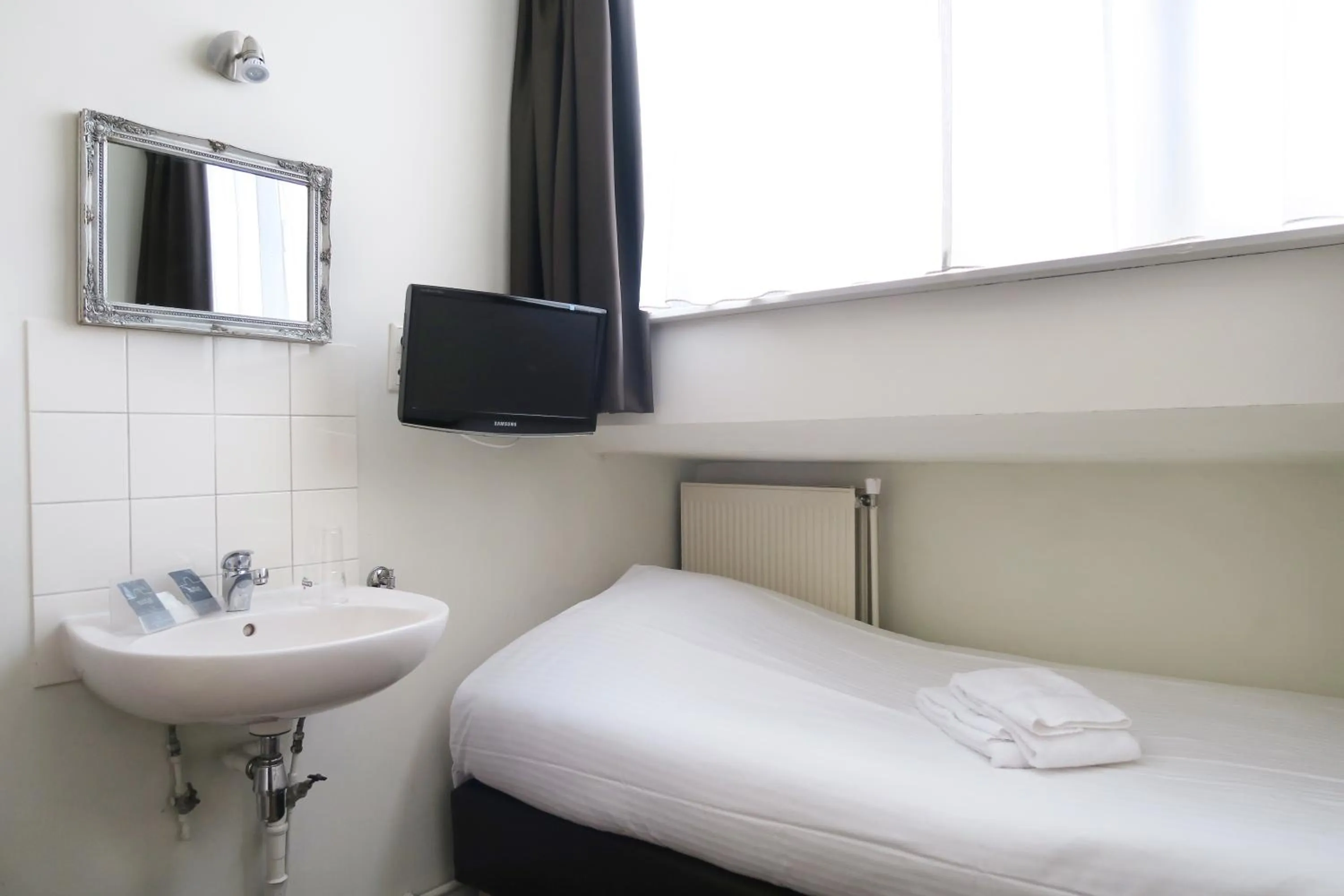 Bedroom, Bed in Hotel Carillon