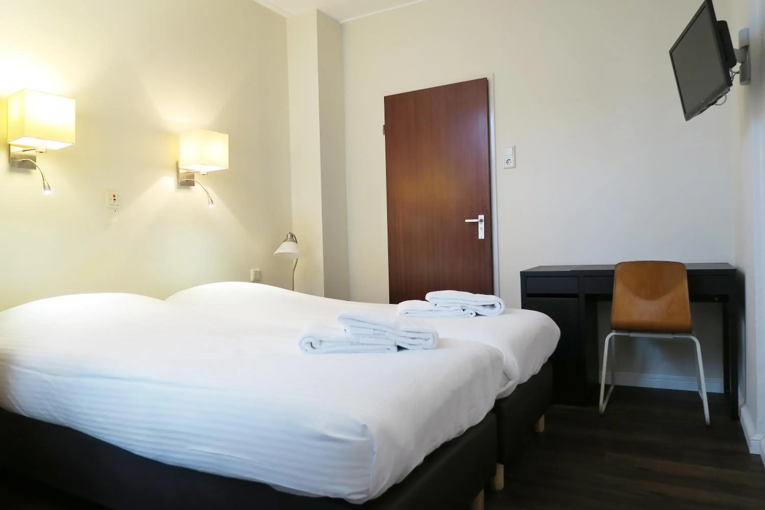 Double Room with Shower in Hotel Carillon Double Room with Shower in Hotel Carillon