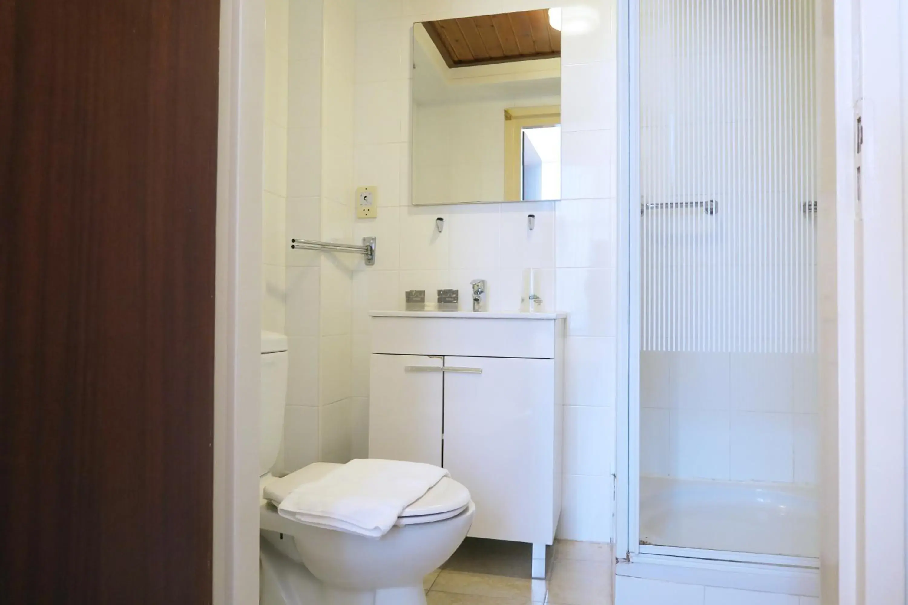 Double Room with Shower in Hotel Carillon Double Room with Shower in Hotel Carillon