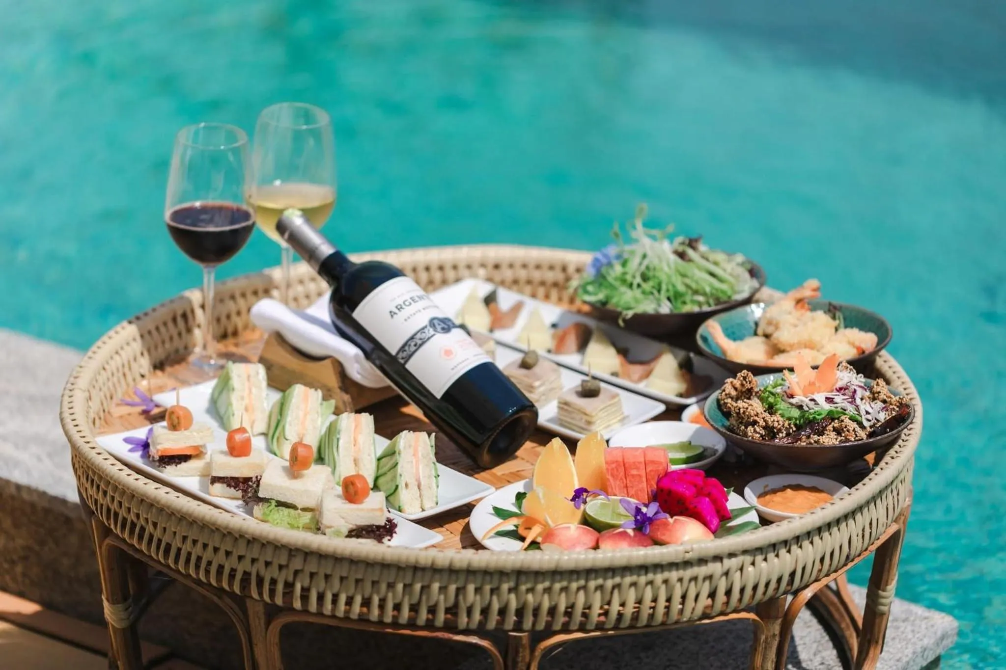 Food and drinks in Wonderland Suites and Resort