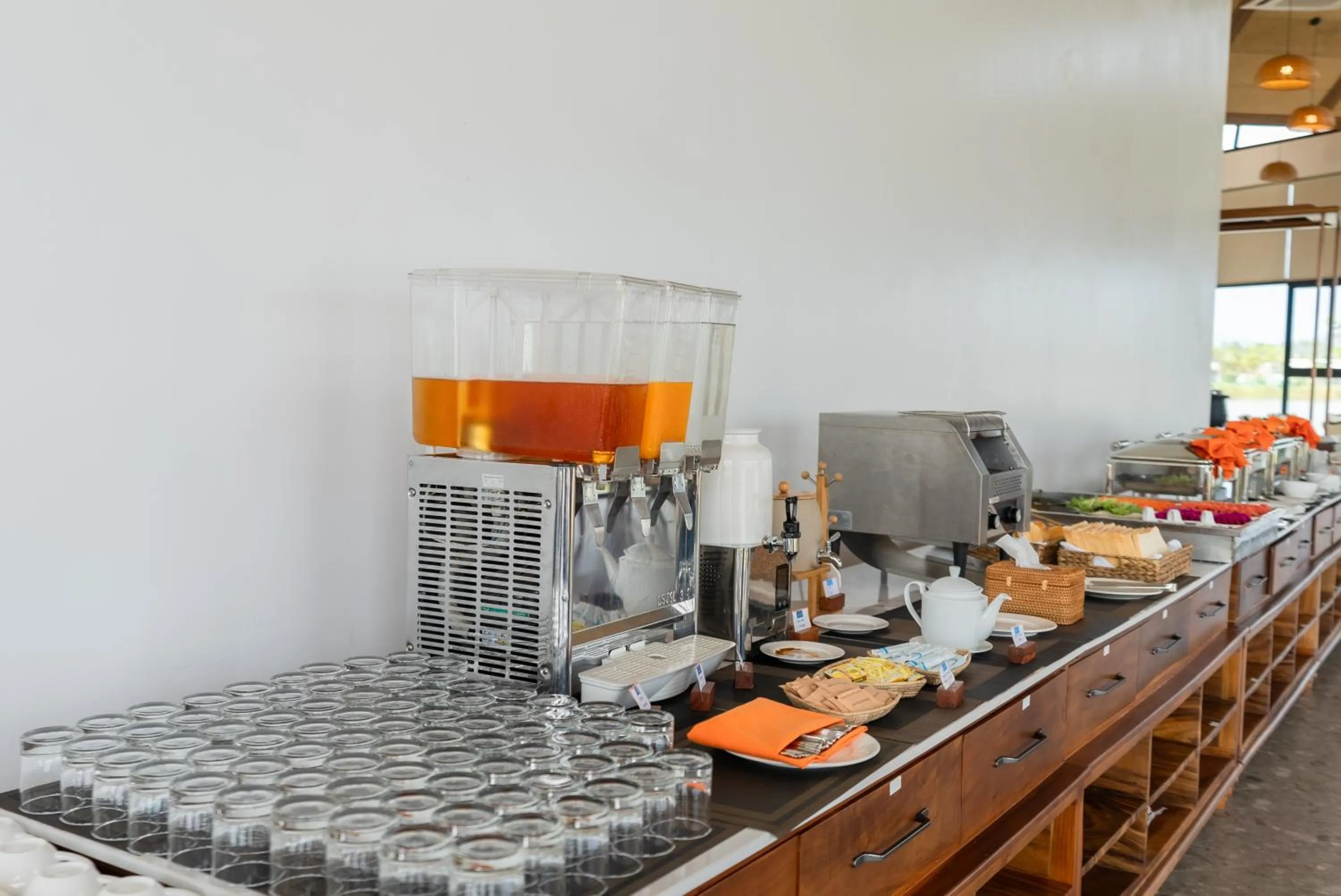 Breakfast in Wonderland Suites and Resort