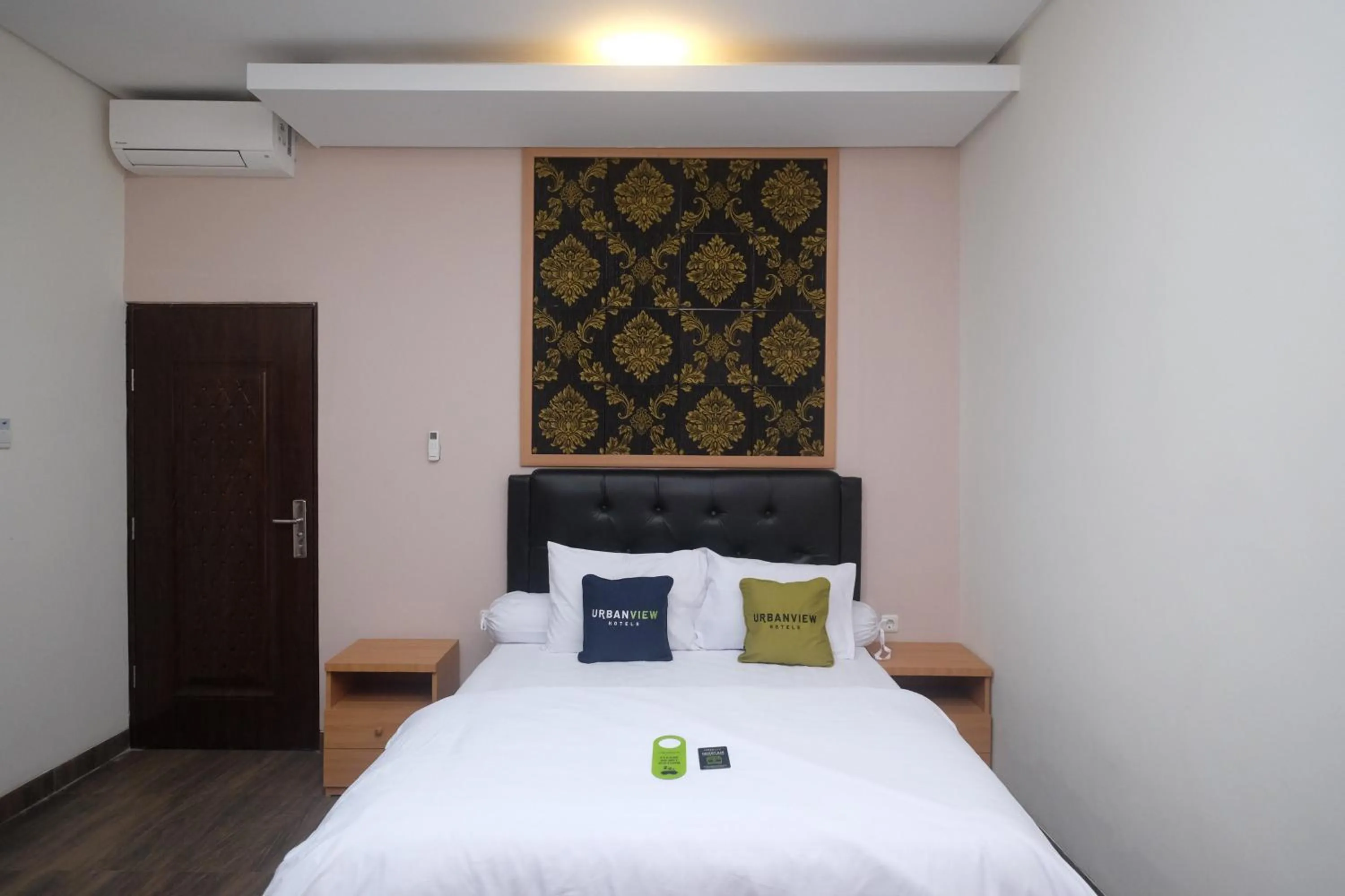 Bed in Urbanview Grand Lotus Hotel by RedDoorz