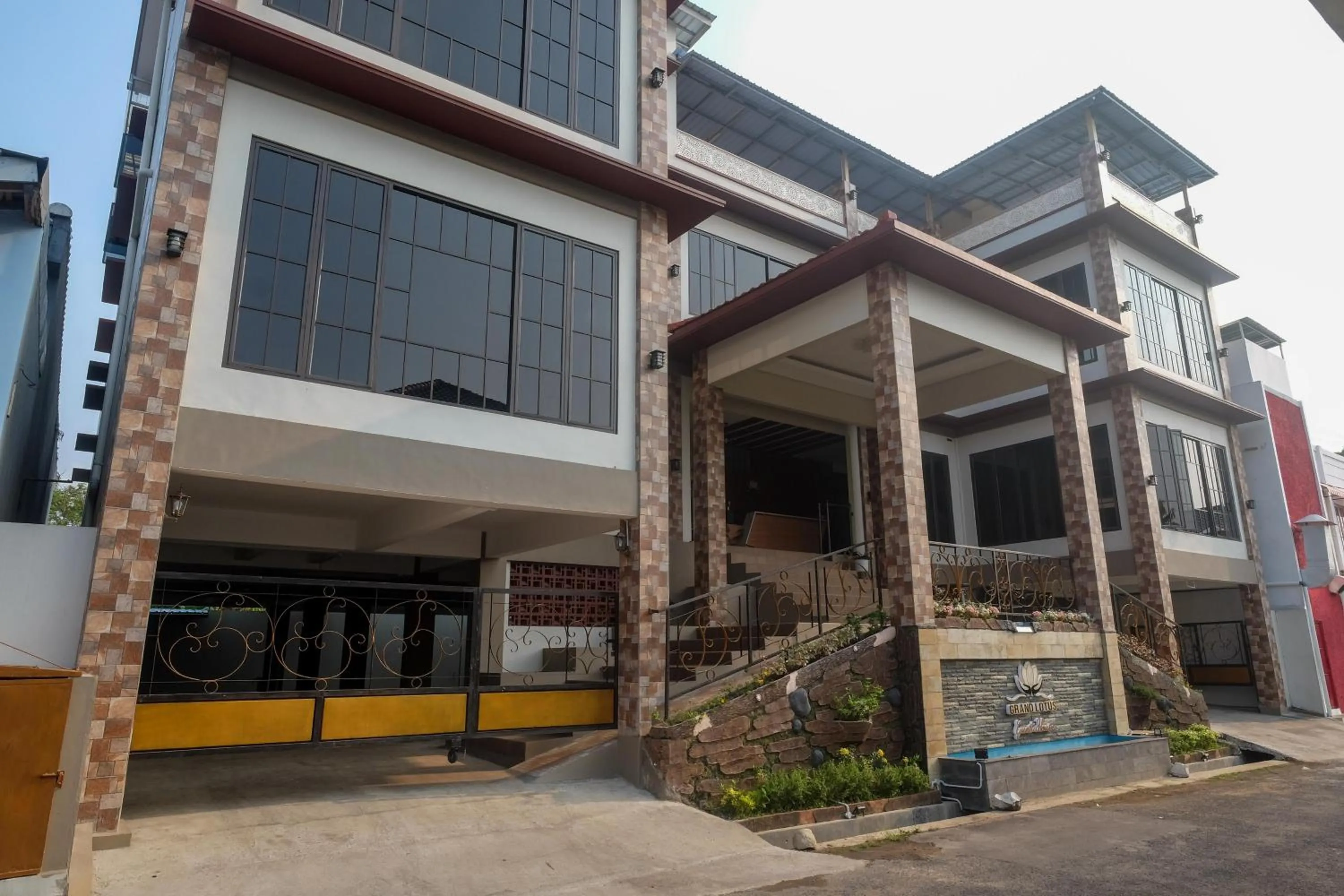 Urbanview Grand Lotus Hotel by RedDoorz