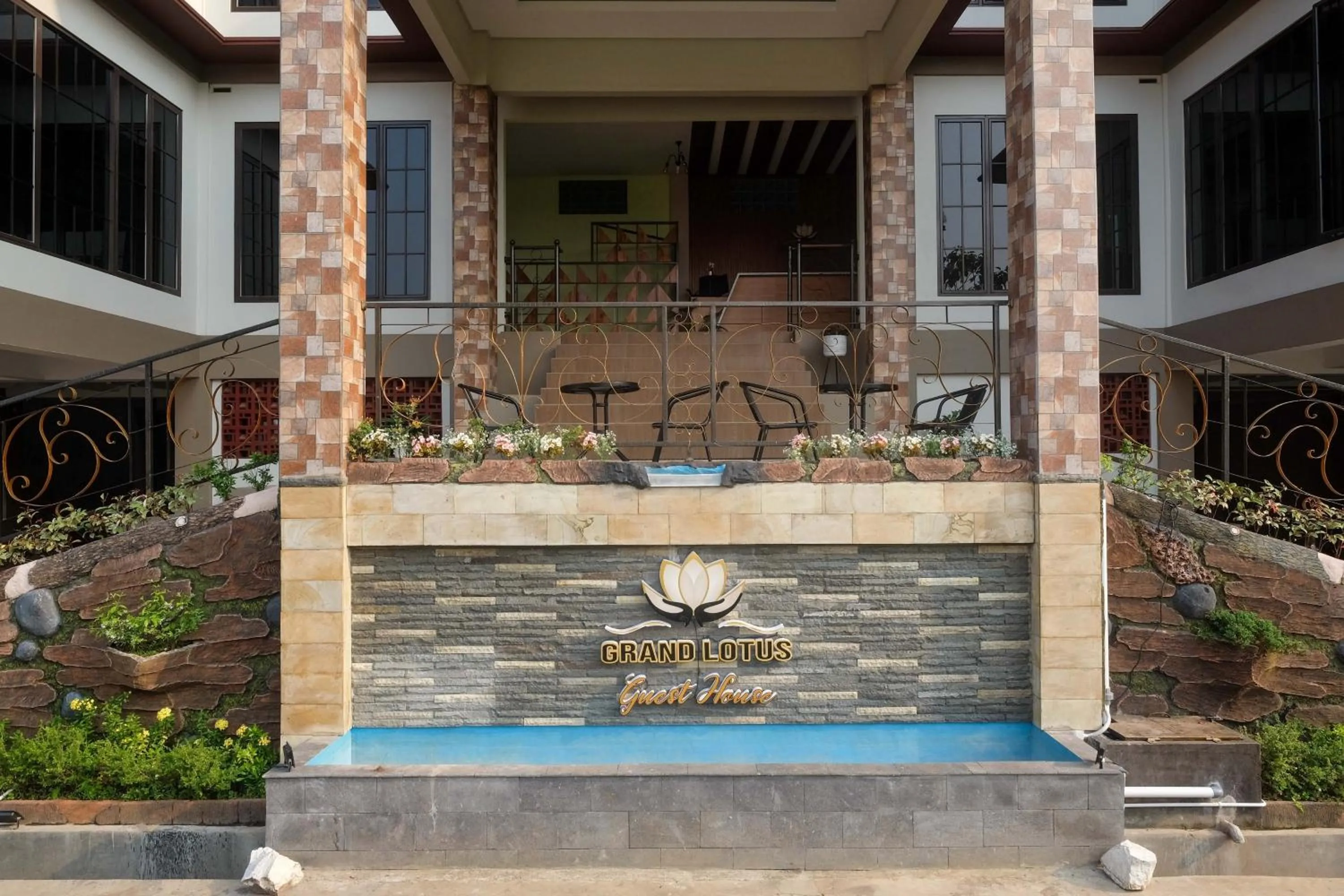 Urbanview Grand Lotus Hotel by RedDoorz