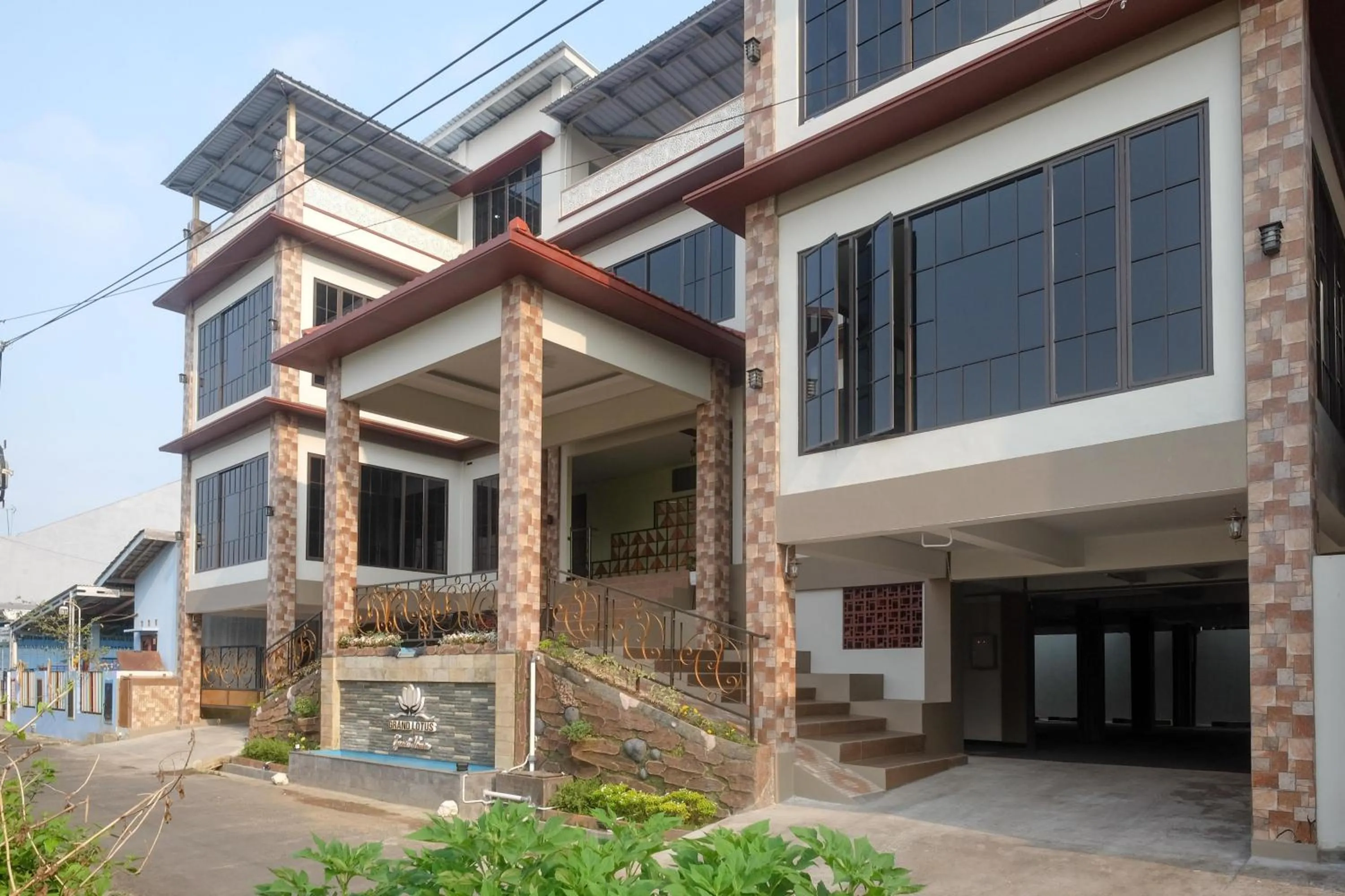 Urbanview Grand Lotus Hotel by RedDoorz