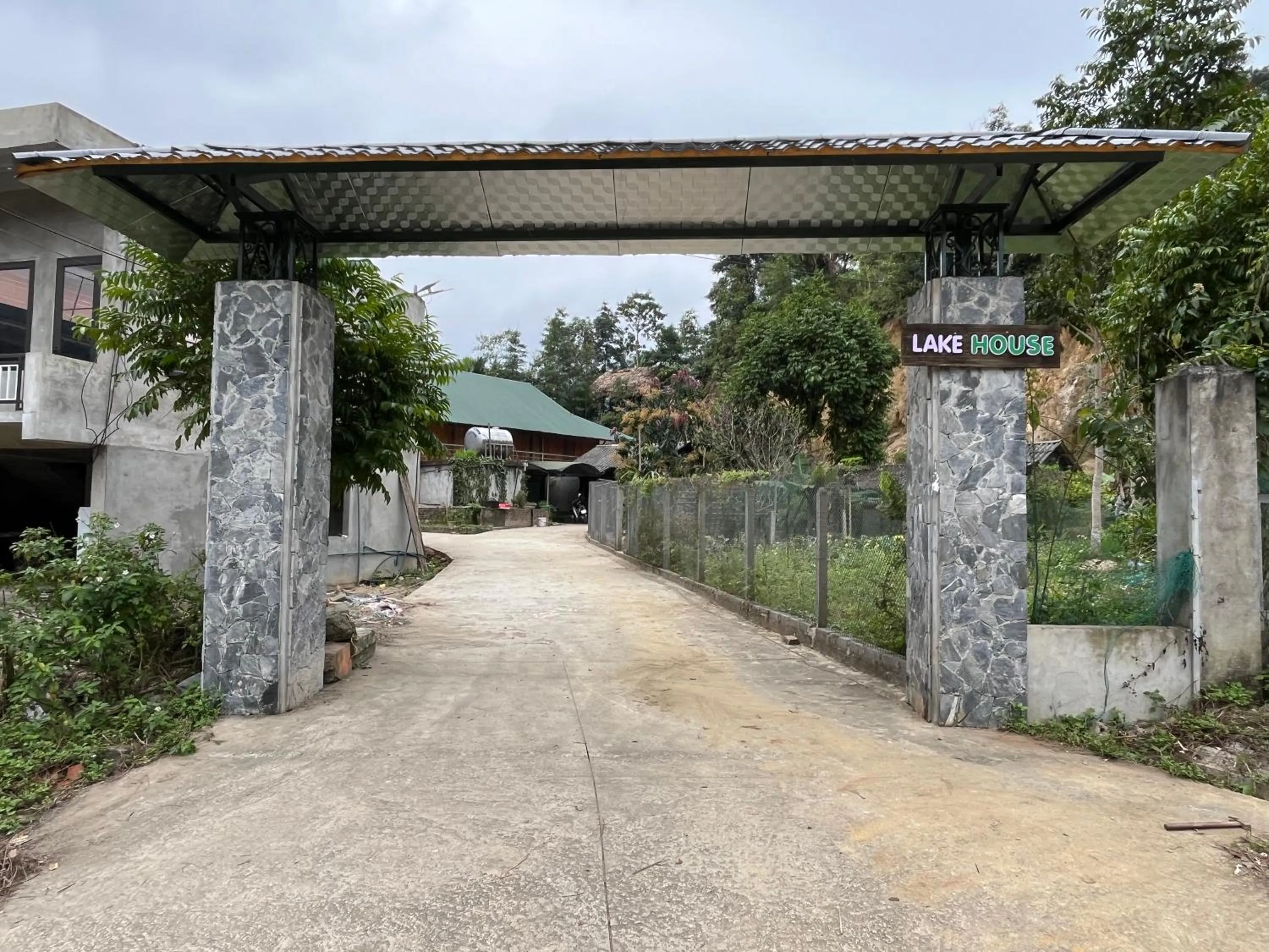 Facade/entrance in Lake House