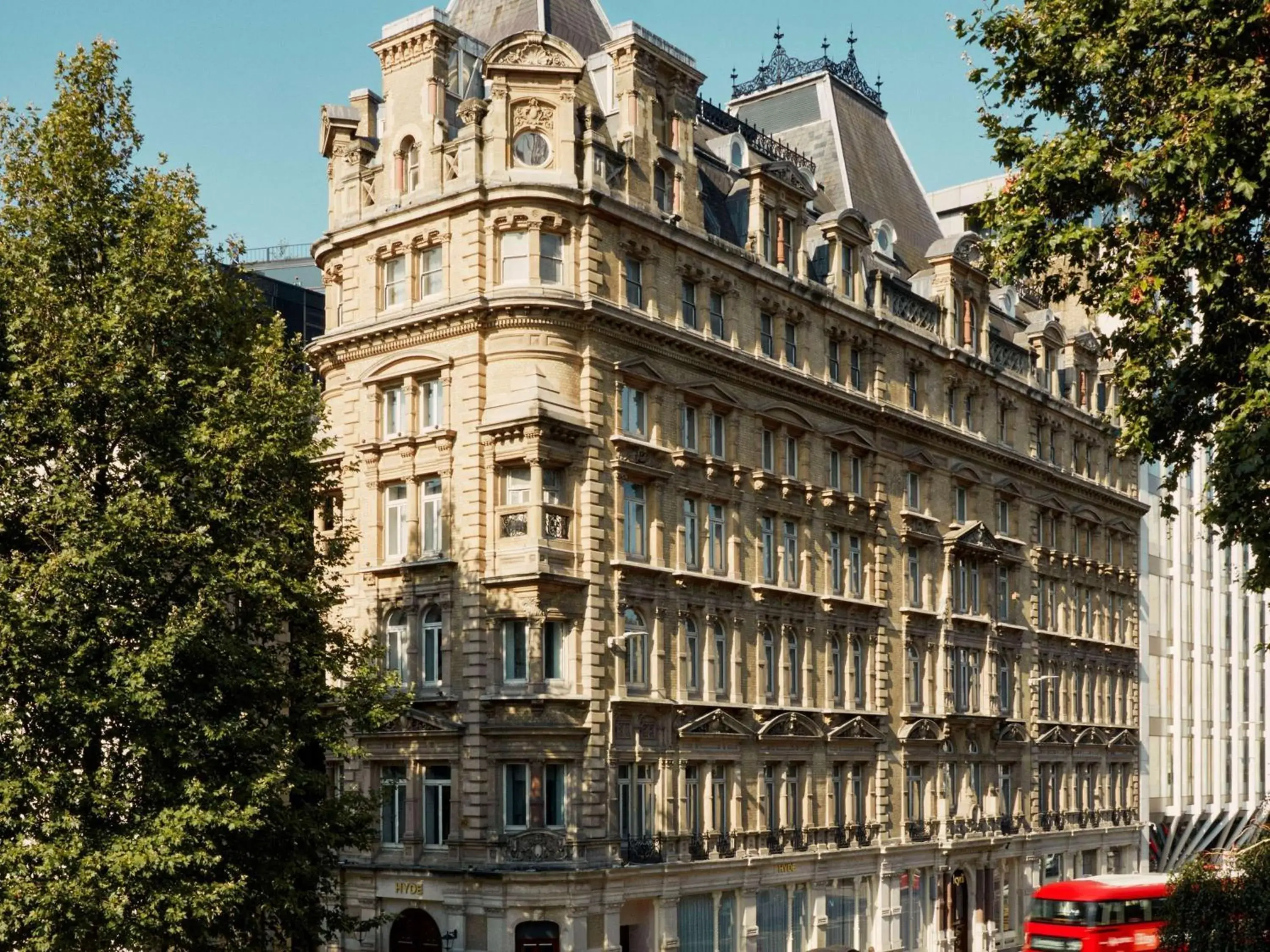 Property building in Hyde London City - St Paul's Property building in Hyde London City - St Paul's