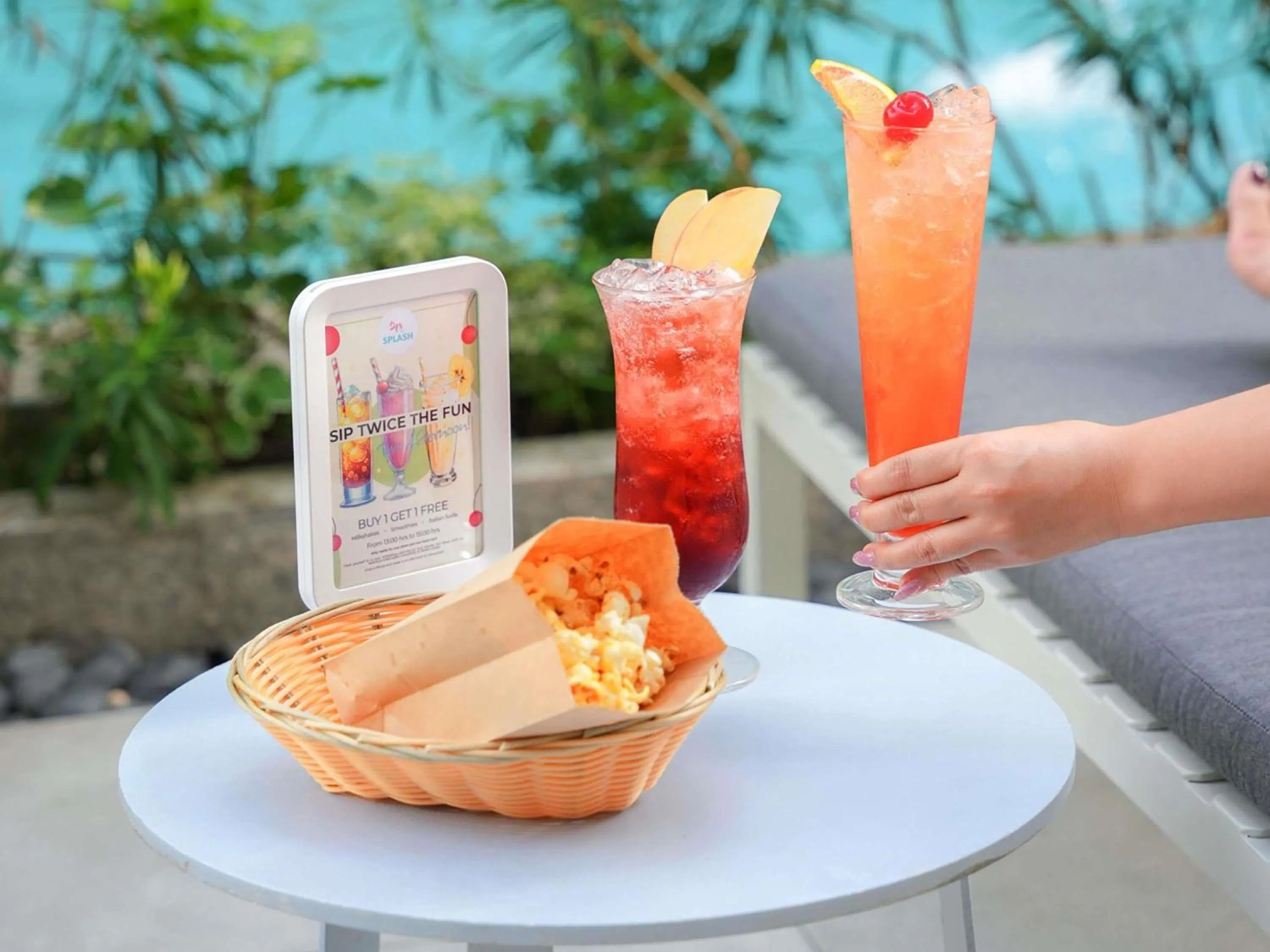 Lounge or bar in Novotel Living Bangkok Sukhumvit Legacy