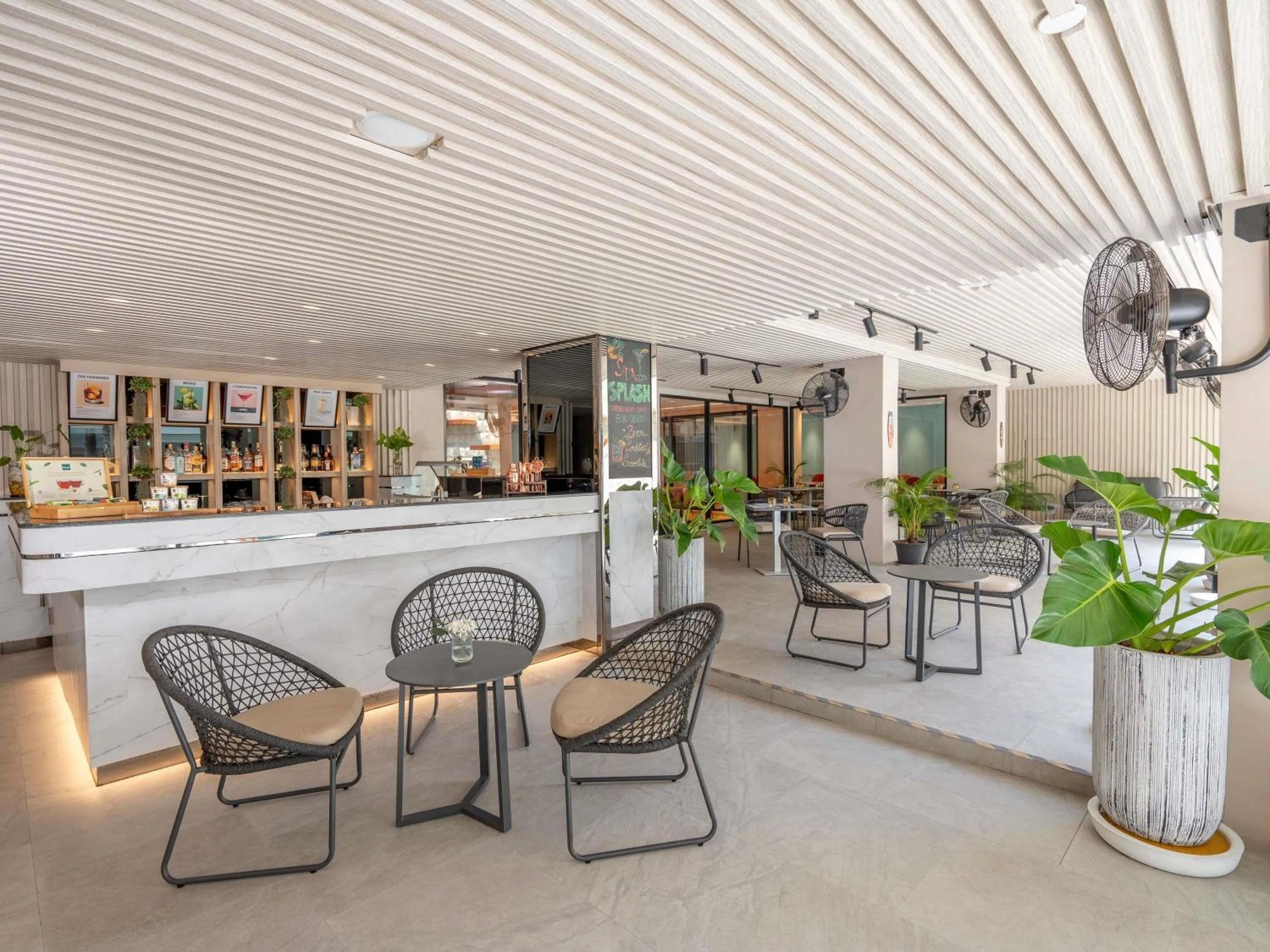 Lounge or bar in Novotel Living Bangkok Sukhumvit Legacy