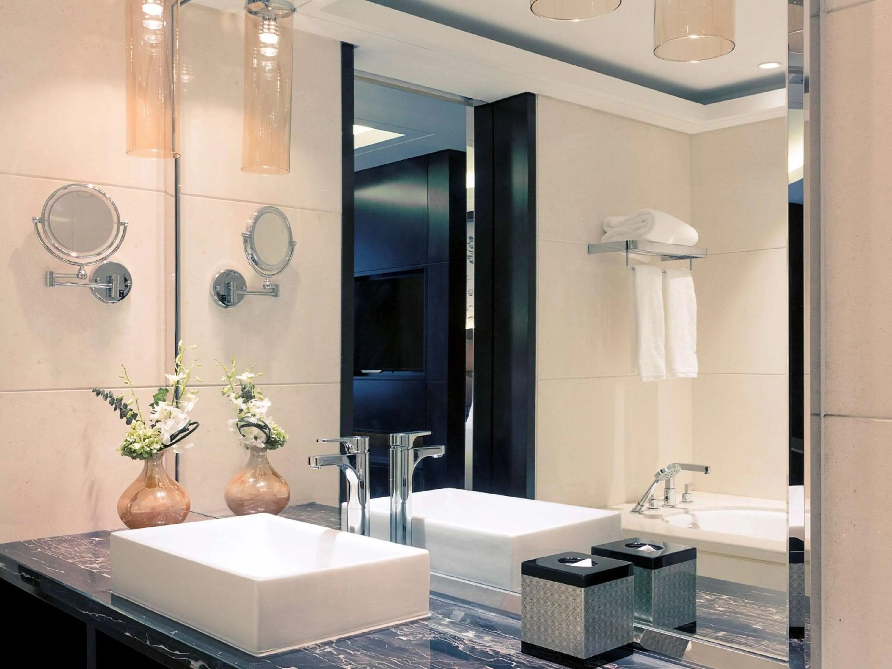 Photo of the whole room, Bathroom in Grand Mercure Beijing Dongcheng Hotel