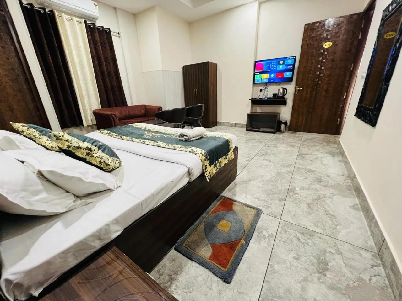 Communal lounge/ TV room, Bed in Raghav inn
