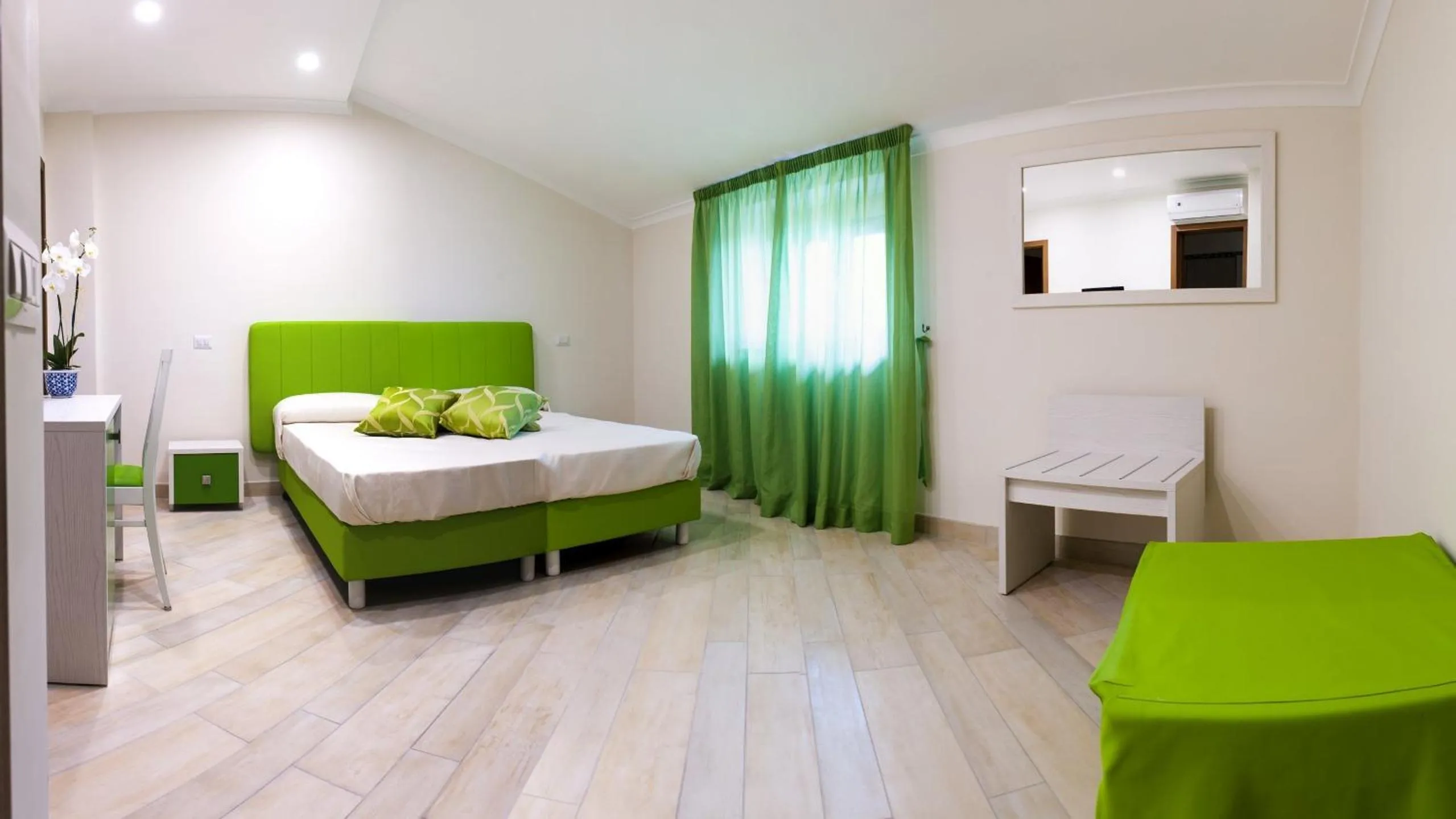 Deluxe Triple Room with Sea View in Back to Sorrento