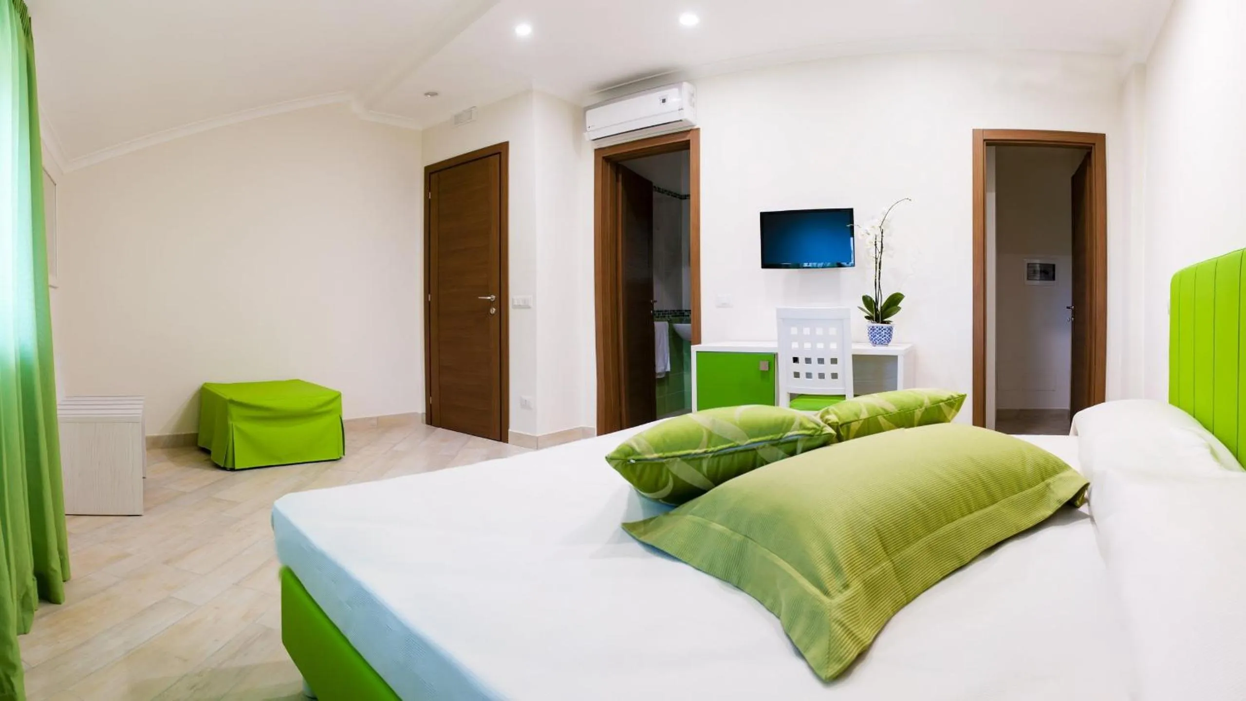 Deluxe Triple Room with Sea View in Back to Sorrento