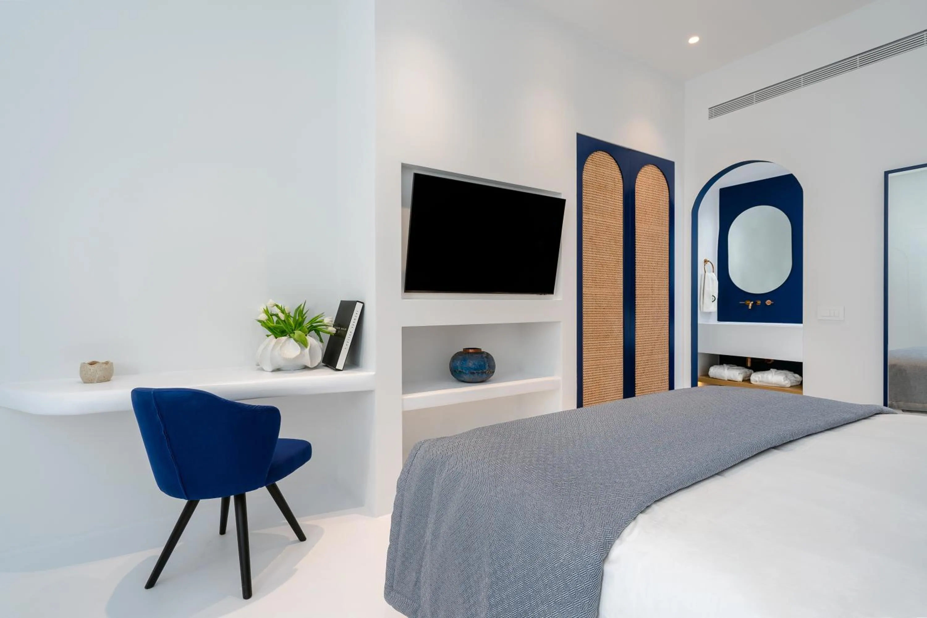 Photo of the whole room, Bed in Croco Mykonos