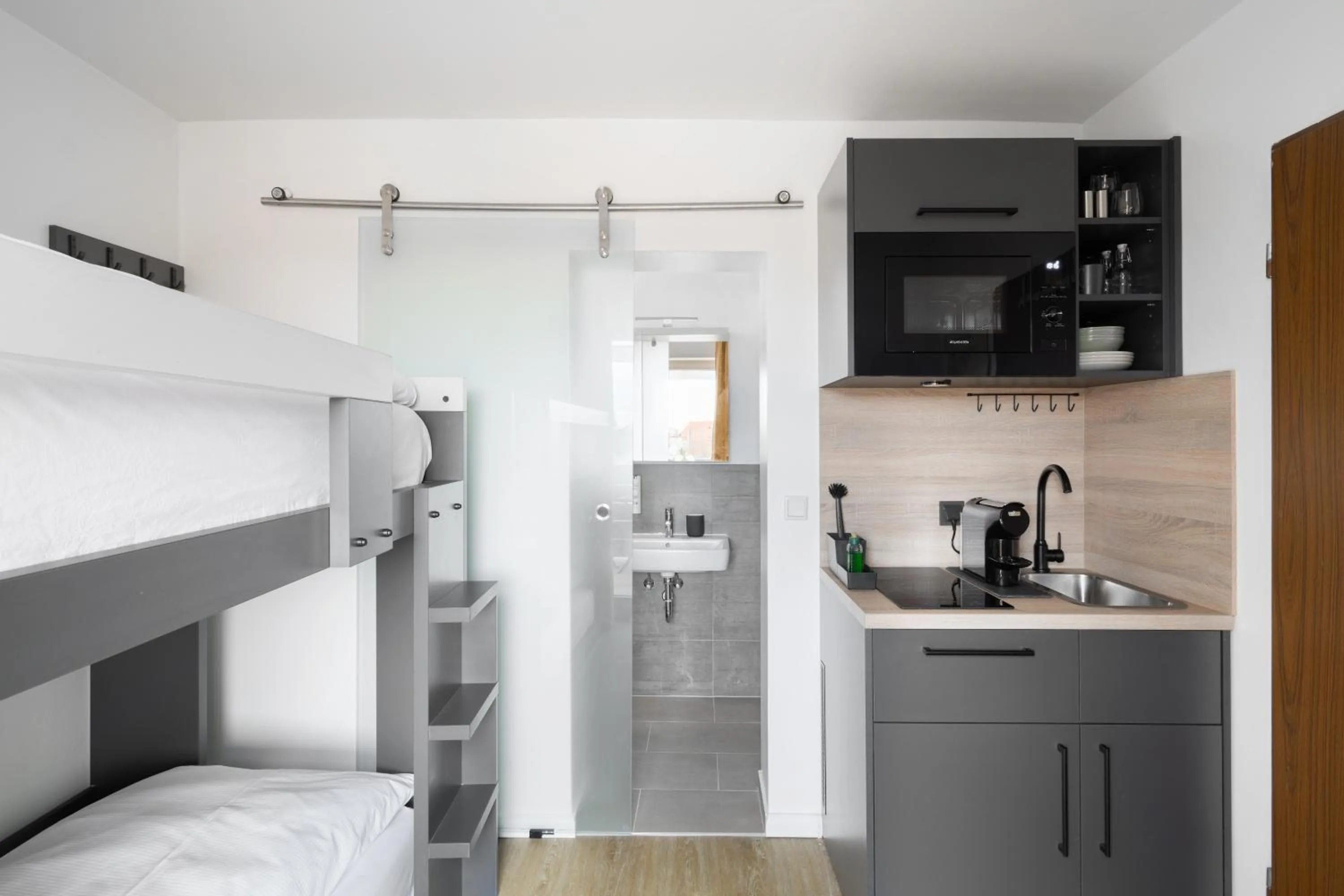 Kitchen or kitchenette, Bed in Homaris Apartments München Laim