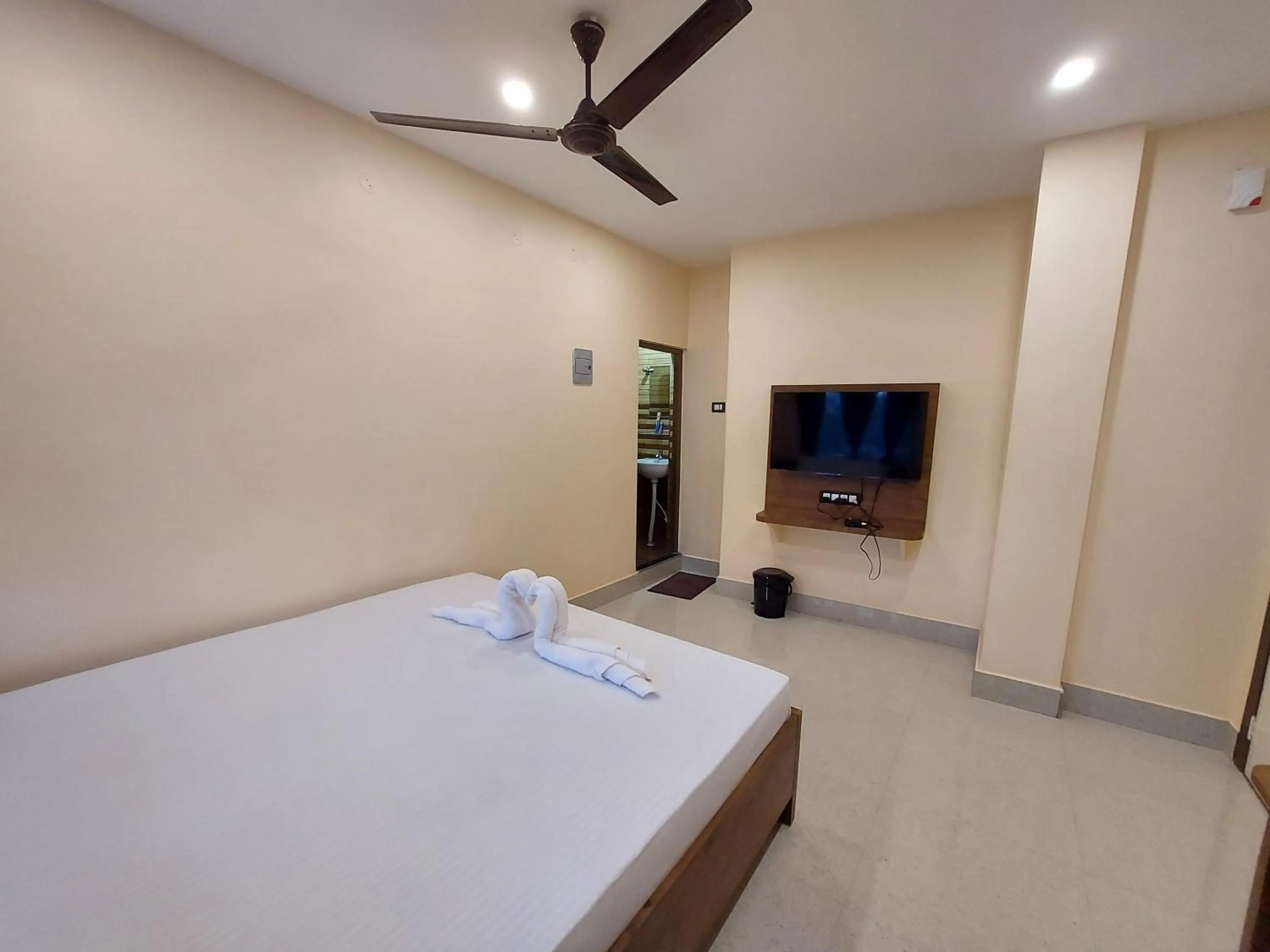 TV and multimedia, Bed in Hotel Hari Gayatri Regent