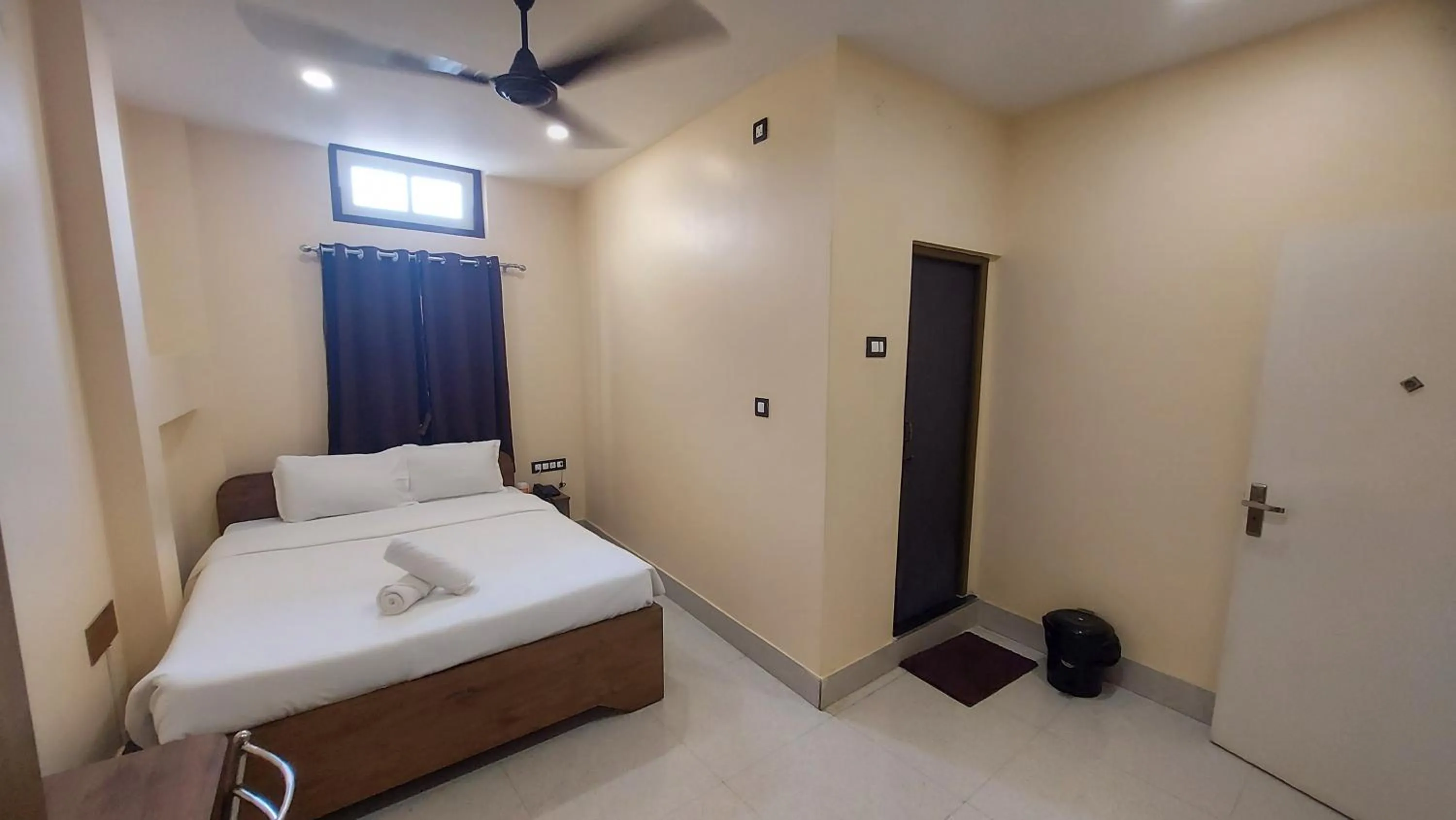 Bedroom, Bed in Hotel Hari Gayatri Regent