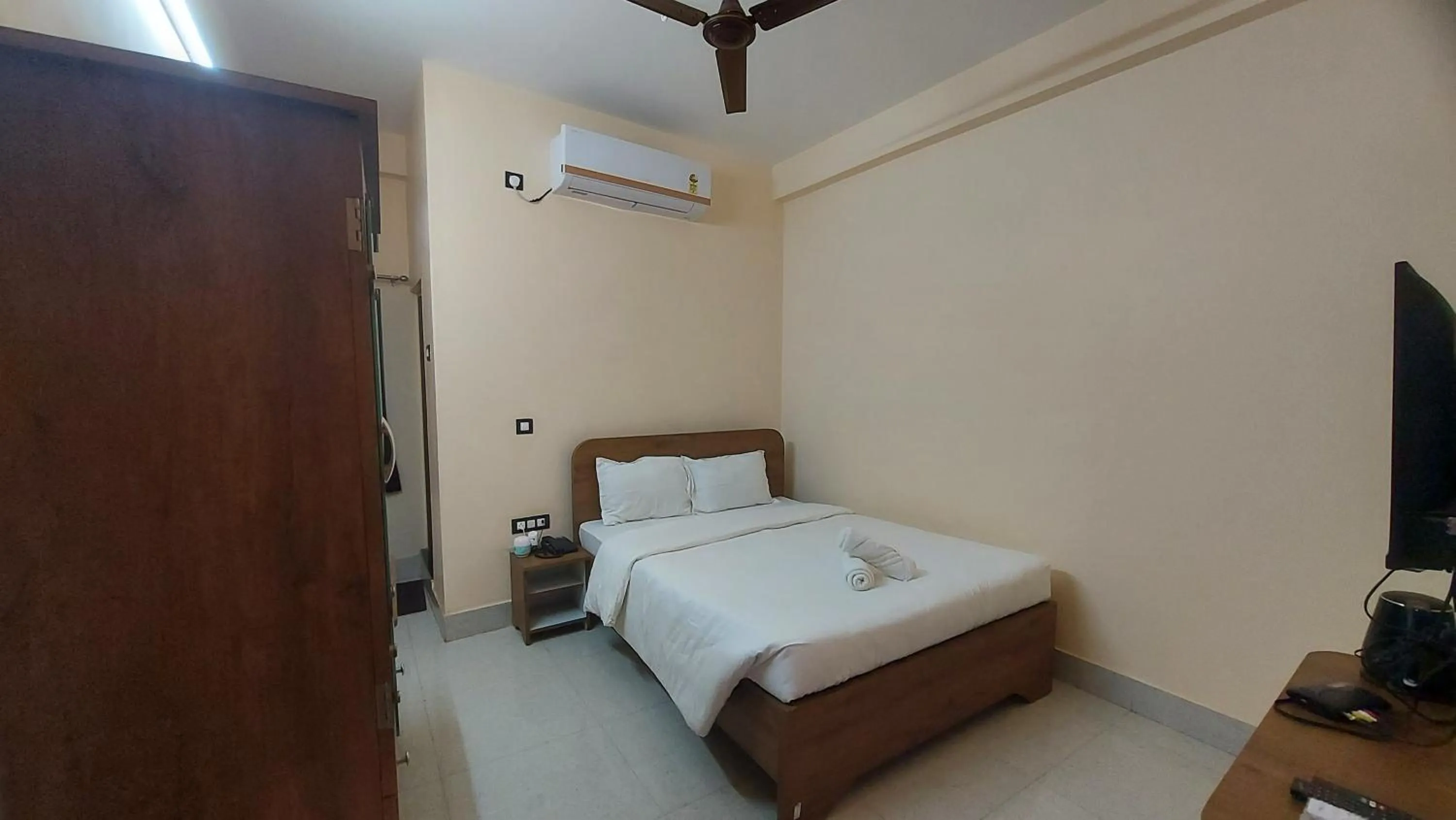 air conditioner, Bed in Hotel Hari Gayatri Regent