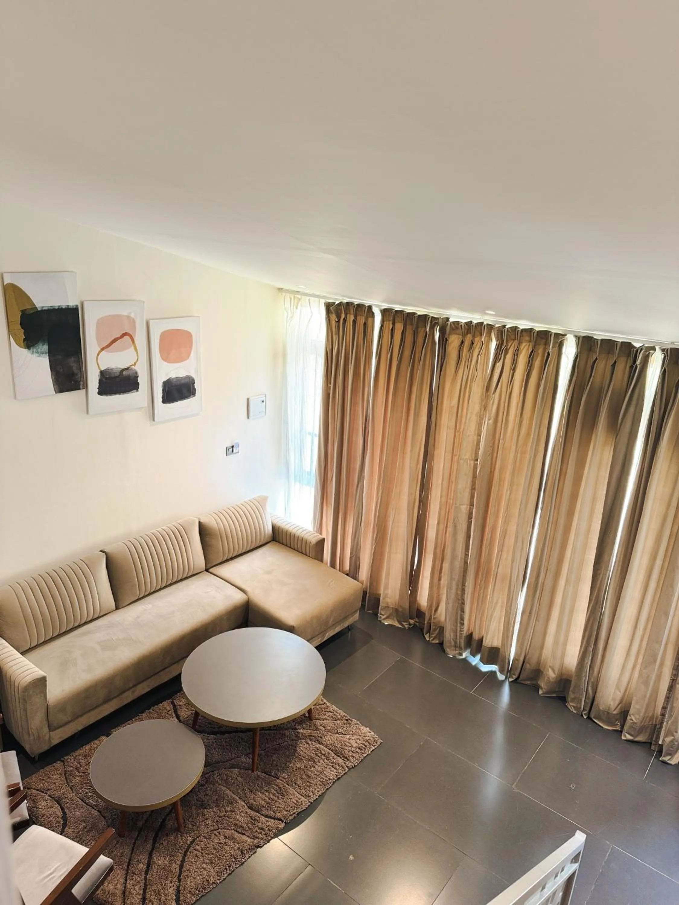 Living room in Bir Valley Retreat