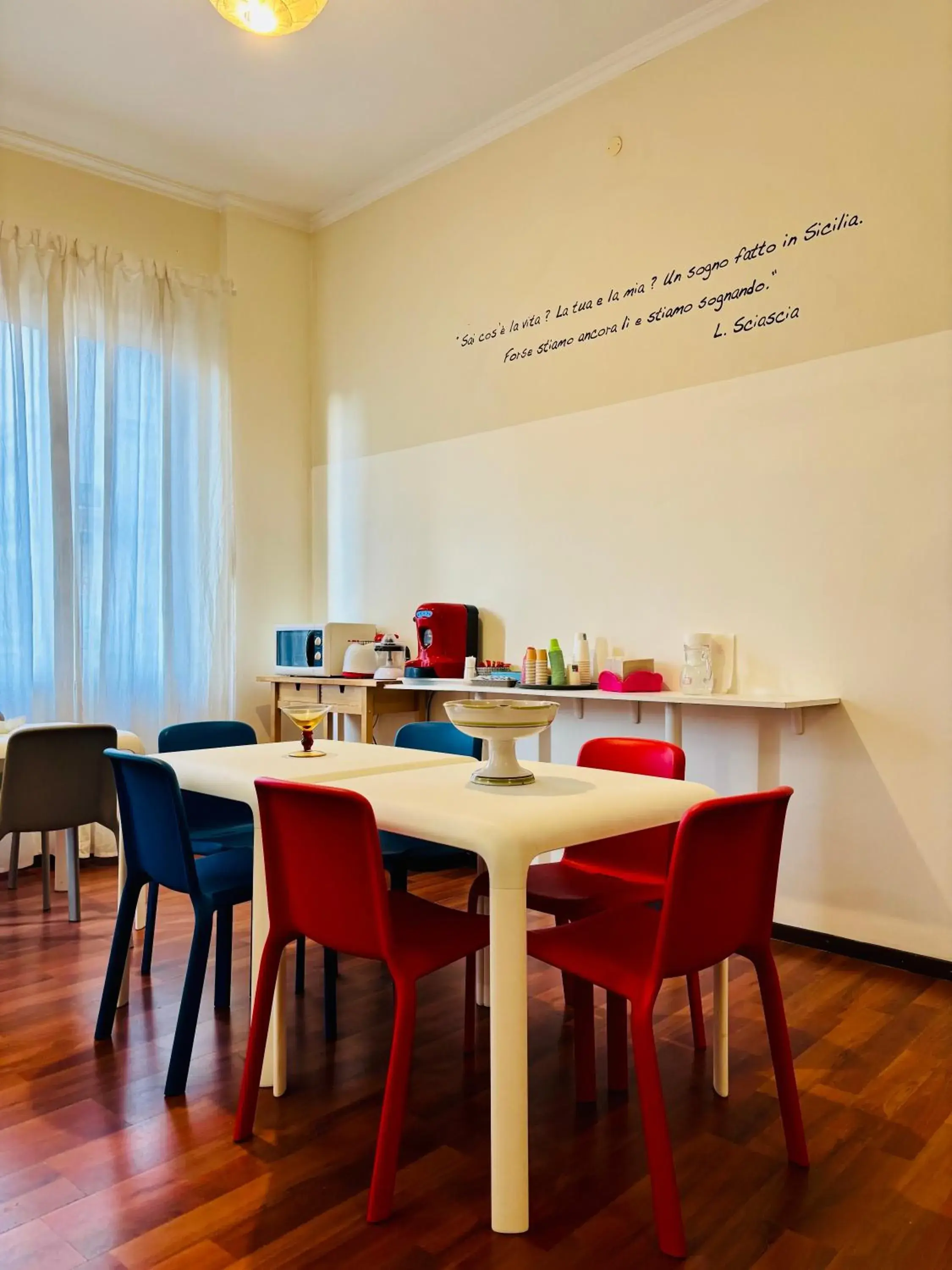 Triple Room with Shared Bathroom in Castelnuovo Rooms #Politeama Triple Room with Shared Bathroom in Castelnuovo Rooms #Politeama