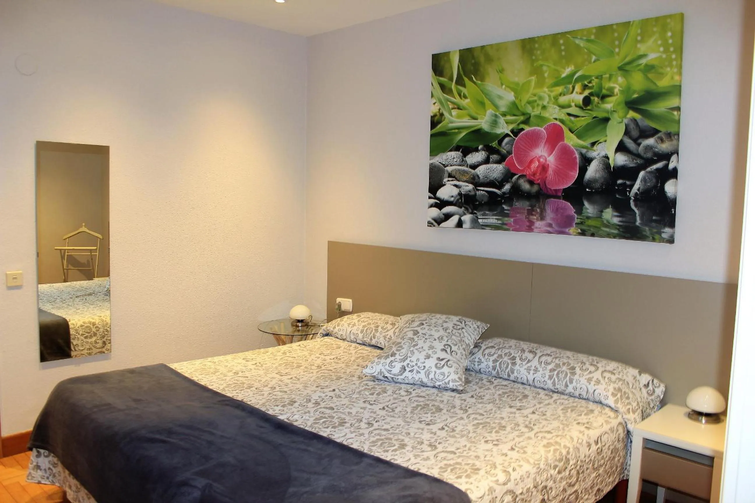 Bedroom, Bed in Gazteategi